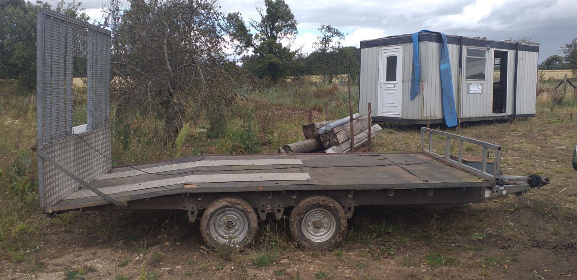 TWIN AXLE TOWABLE FLATBED WOOD TRAILER WITH REAR RAMP AND STORAGE BOX AT THE FRONT *NO VAT*