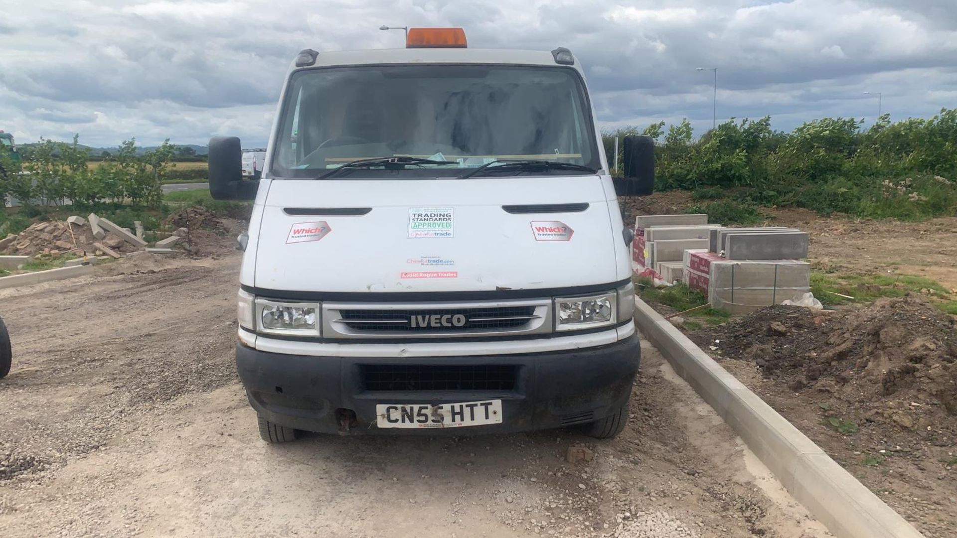 2005/55 REG IVECO DAILY 35C12 LWB 2.3 DIESEL WHITE TIPPER, SHOWING 1 FORMER KEEPER *NO VAT* - Image 2 of 4