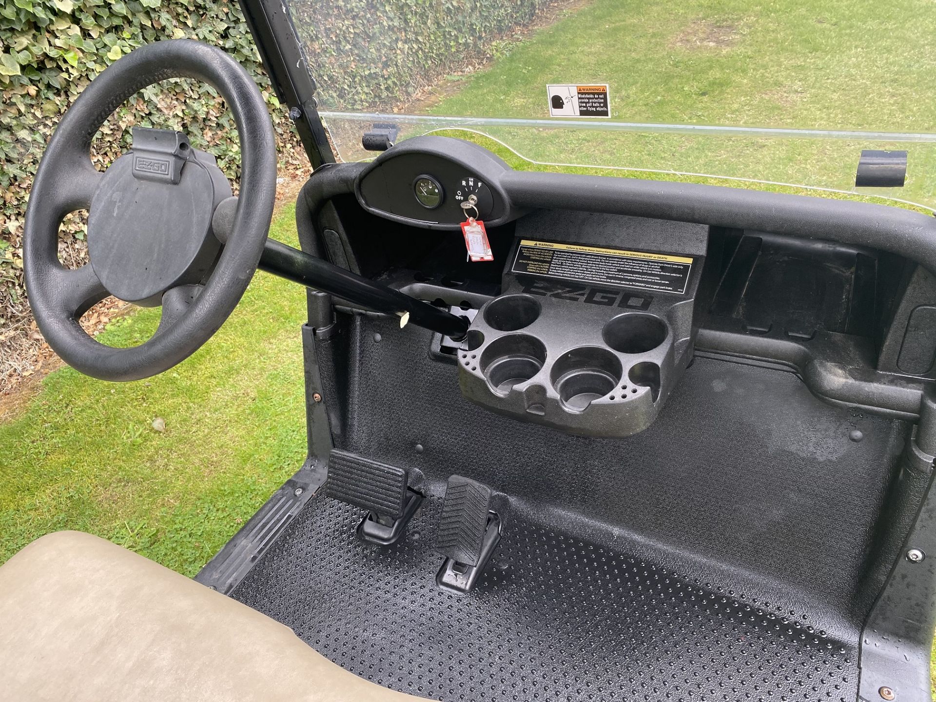 EZGO ELECTRIC GOLF BUGGY, MANUFACTURED 2014, EXCELLENT CONDITION, THIS MACHINE HAS VERY LITTLE USE - Image 6 of 7