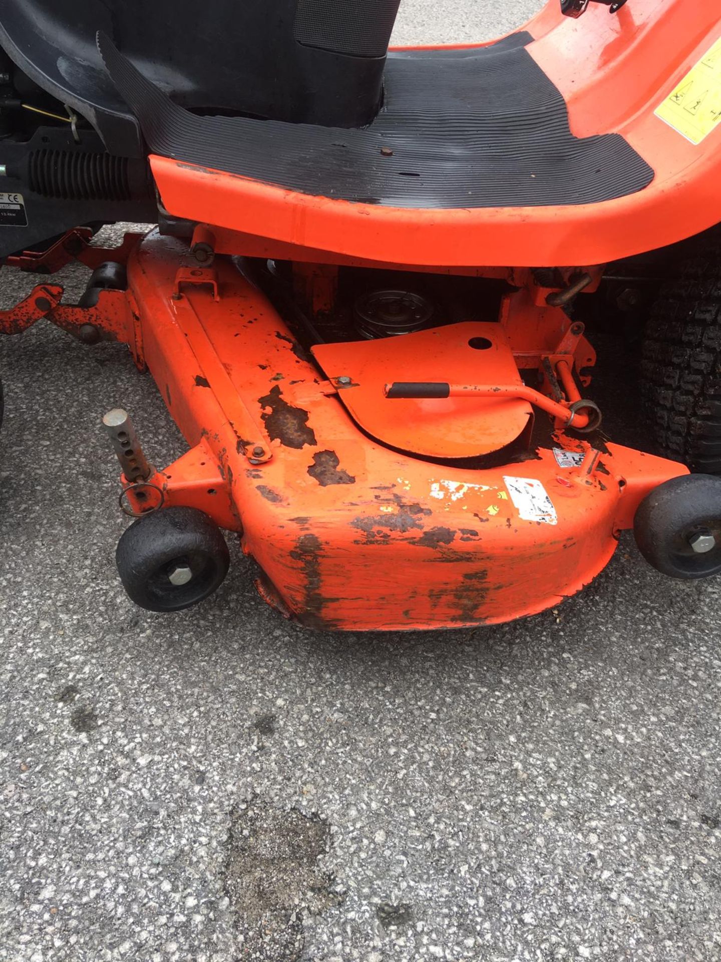 KUBOTA G18 POWER STEERING GLIDE CUT ORANGE RIDE ON LAWN MOWER, C/W REAR GRASS COLLECTOR *NO VAT* - Image 7 of 20