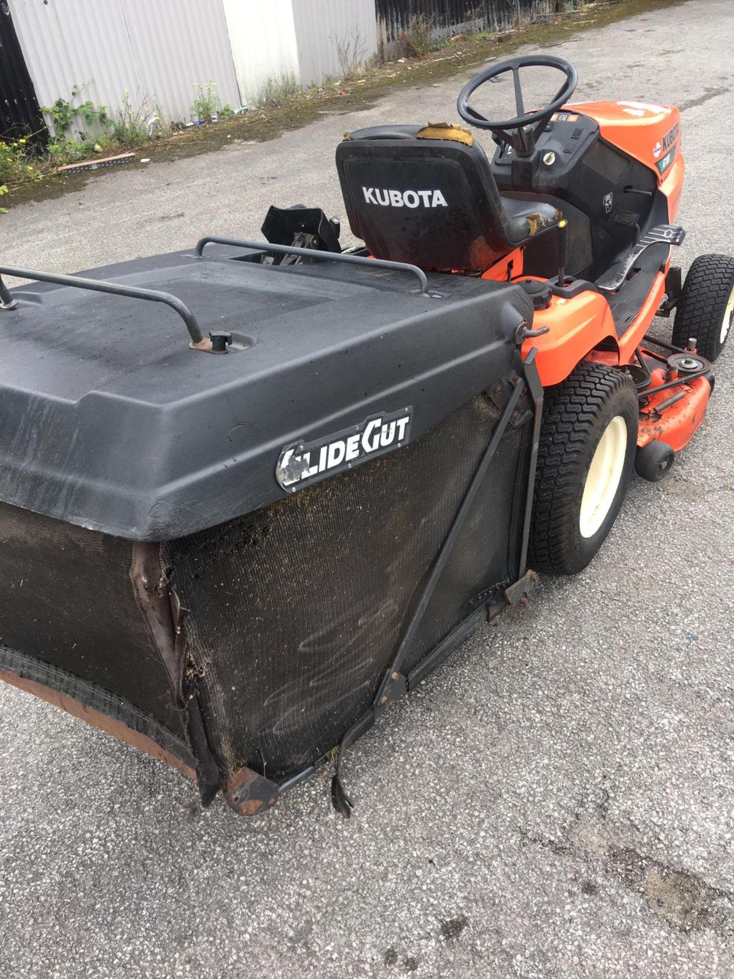 KUBOTA G18 POWER STEERING GLIDE CUT ORANGE RIDE ON LAWN MOWER, C/W REAR GRASS COLLECTOR *NO VAT* - Image 6 of 20