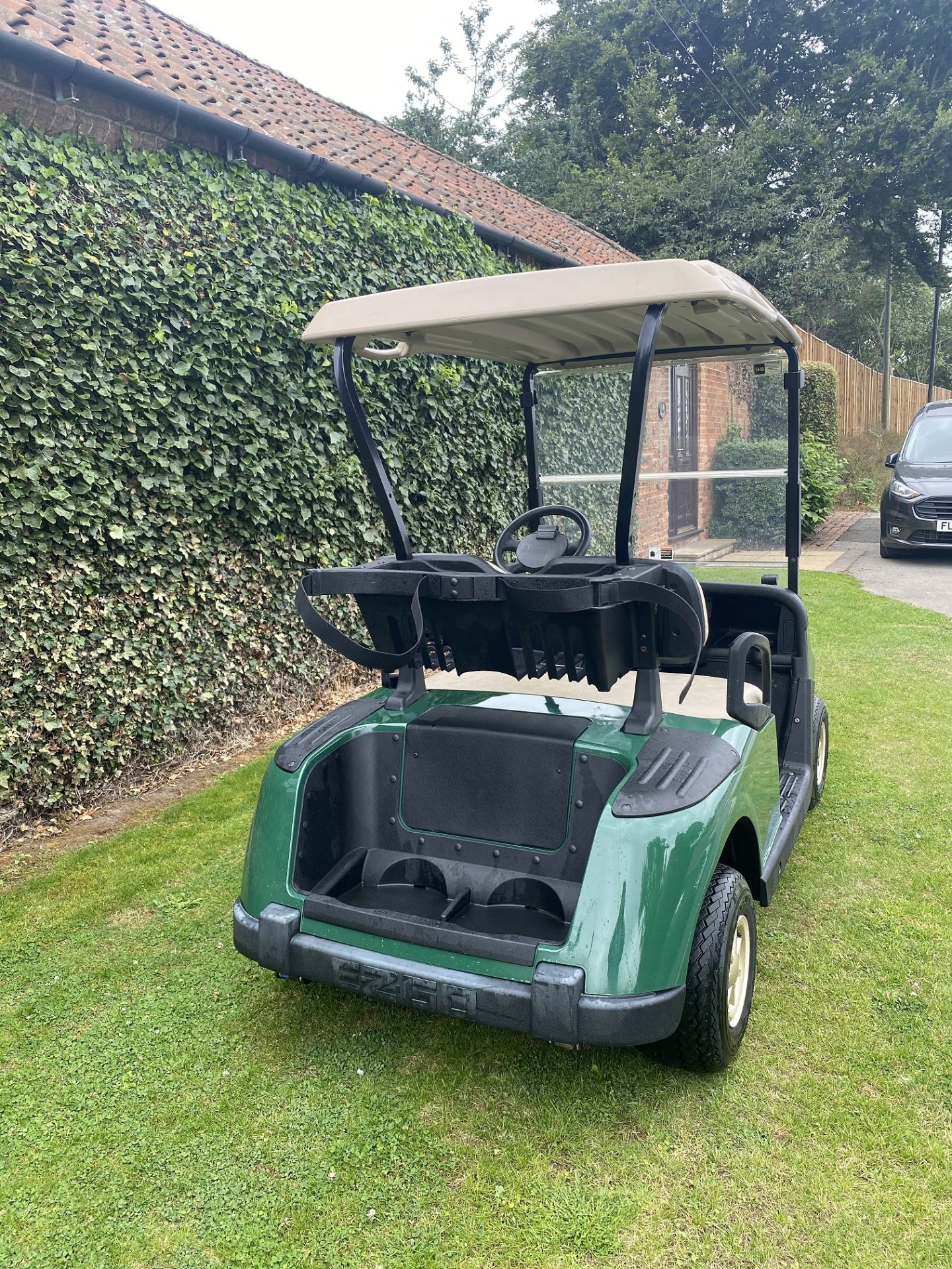 EZGO ELECTRIC GOLF BUGGY, MANUFACTURED 2014, EXCELLENT CONDITION, THIS MACHINE HAS VERY LITTLE USE - Image 3 of 7