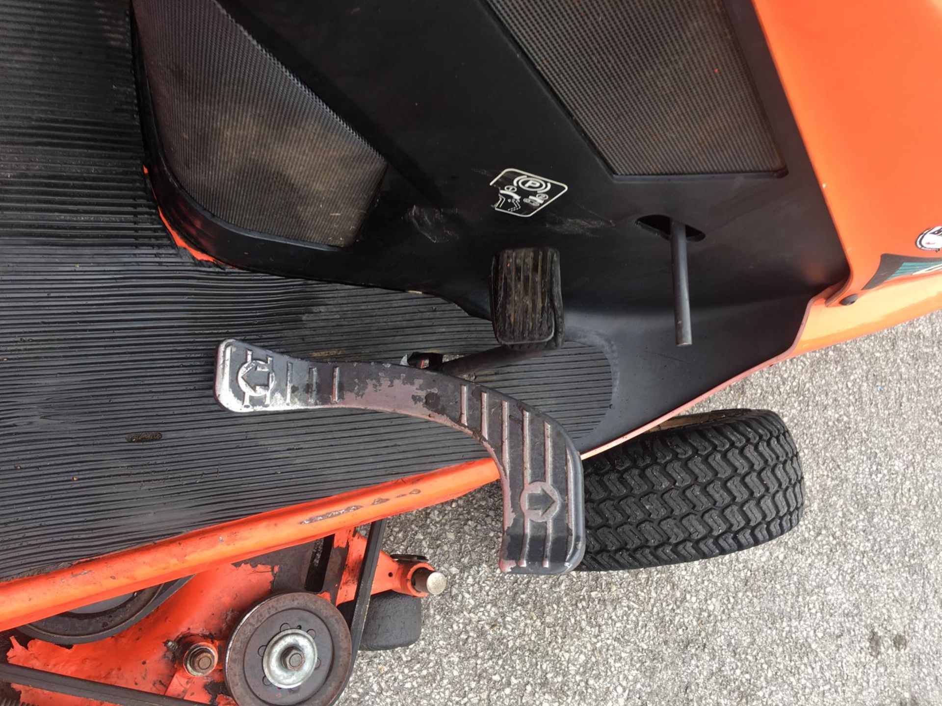 KUBOTA G18 POWER STEERING GLIDE CUT ORANGE RIDE ON LAWN MOWER, C/W REAR GRASS COLLECTOR *NO VAT* - Image 12 of 20