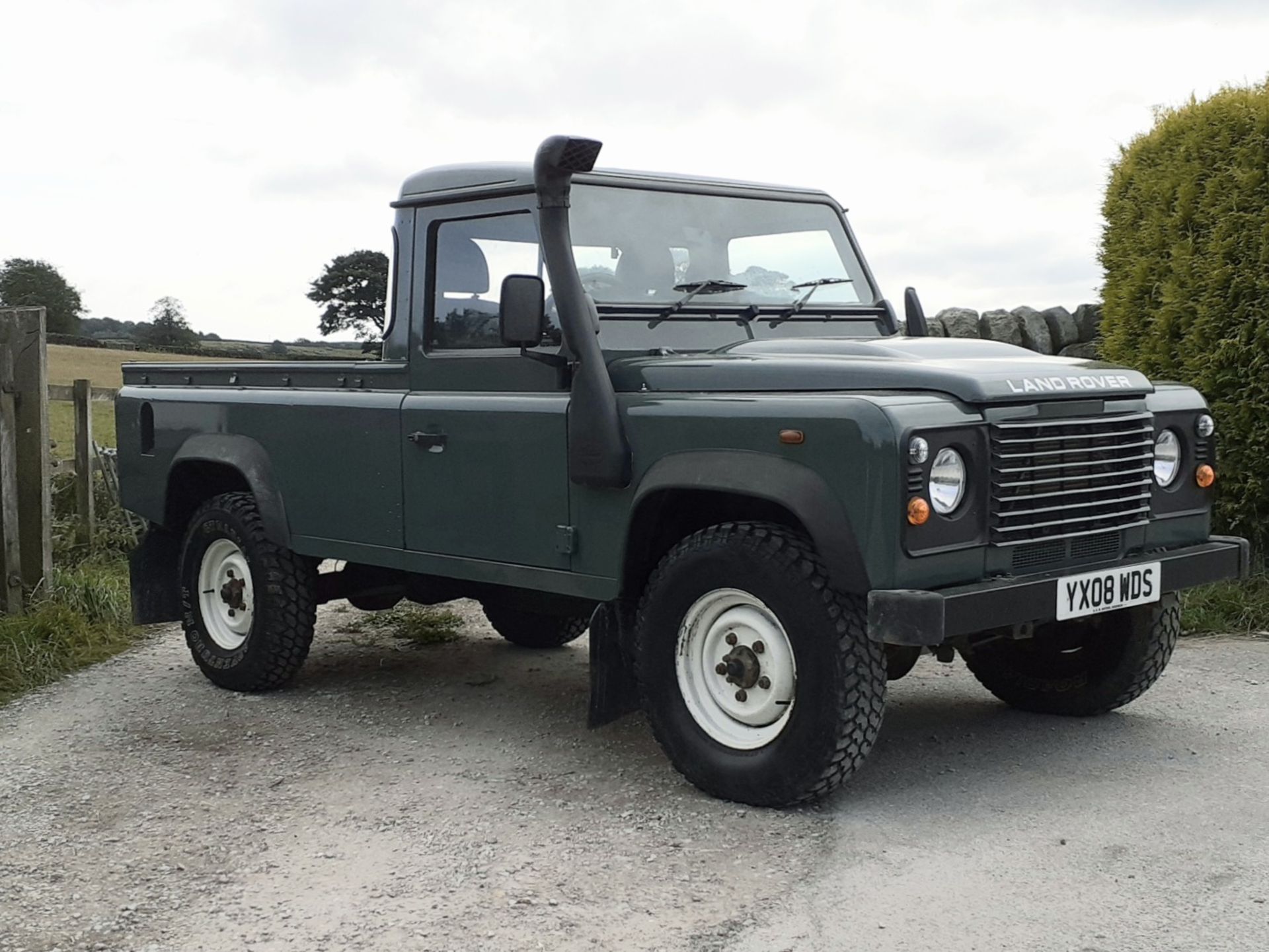 2008/08 REG LAND ROVER DEFENDER 110 SINGLE CAB LWB PICK-UP 2.4 DIESEL, SHOWING 2 FORMER KEEPERS - Image 2 of 11