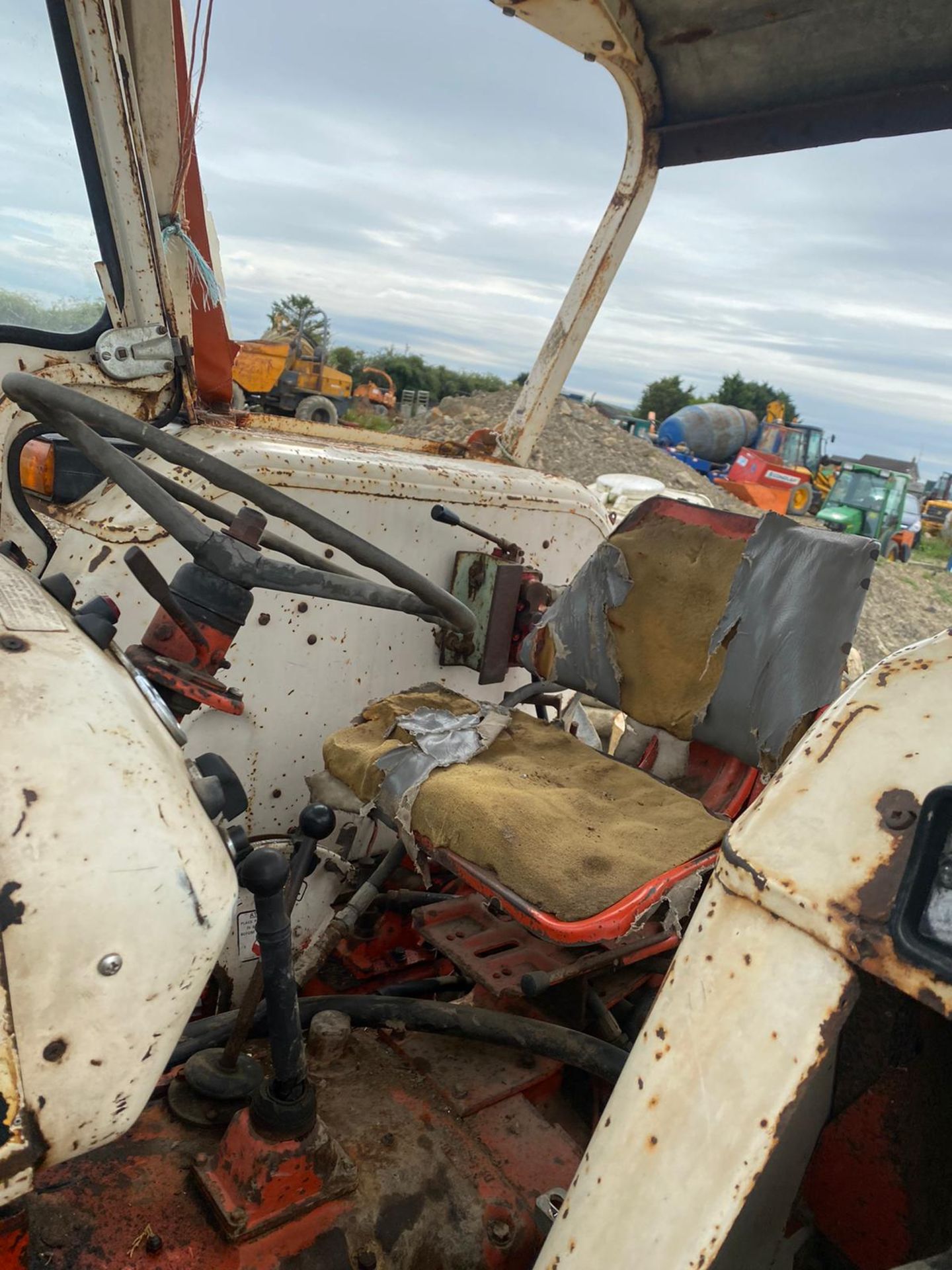 DAVID BROWN 995 LOADER TRACTOR, RUNS AND DRIVES, SHOWING 3649 HOURS *NO VAT* - Image 6 of 7