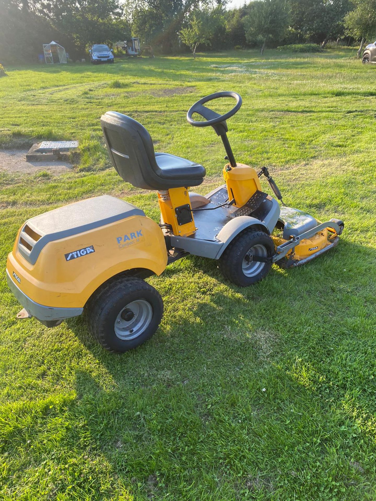 STIGA PARK COMPACT 16 RIDE ON LAWN MOWER, RUNS, DRIVES AND CUTS *NO VAT* - Image 3 of 5