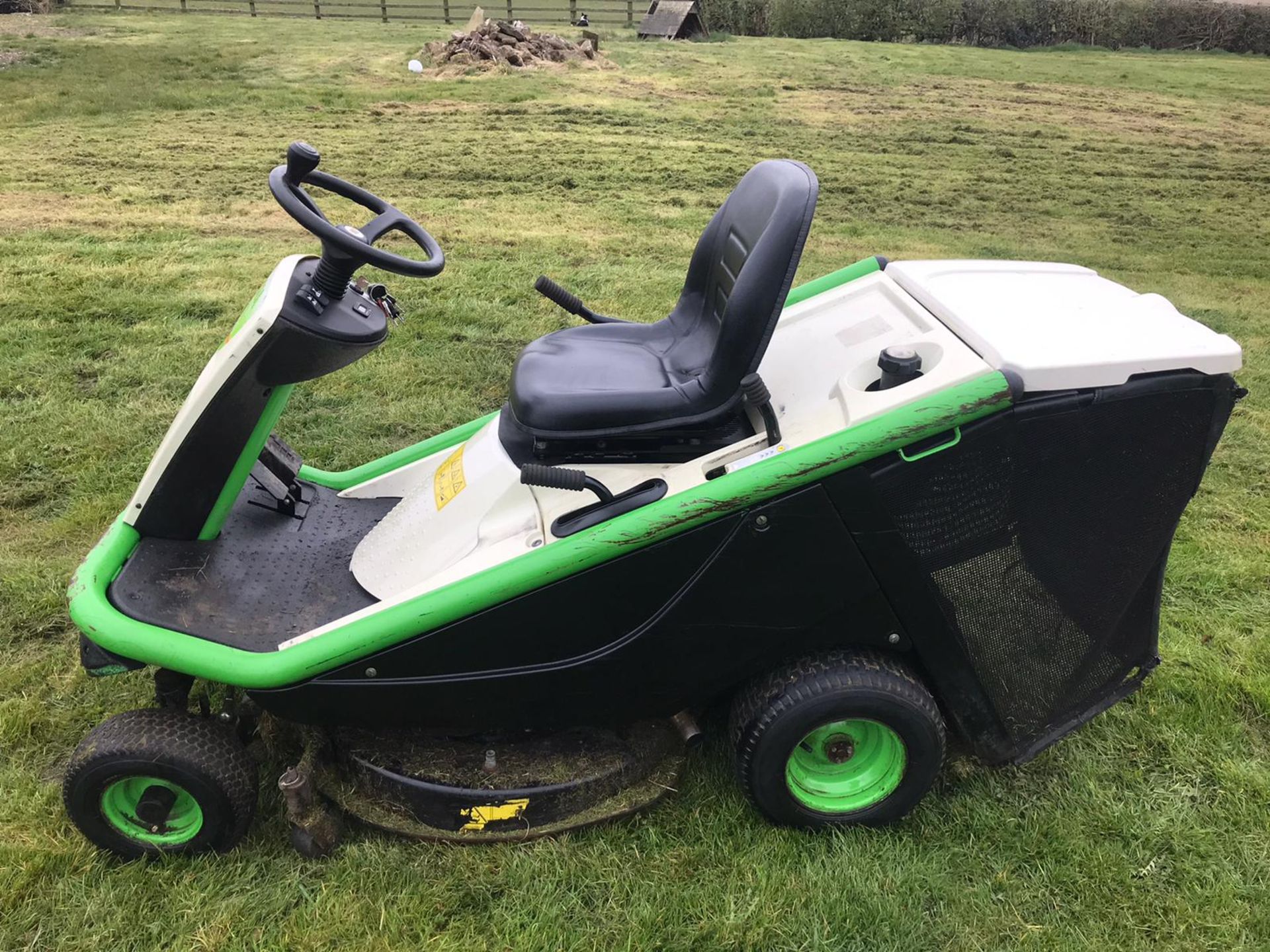 2016 ETESIA HYDRO 80 MKHP3 RIDE ON LAWN MOWER, RUNS, DRIVES AND CUTS *PLUS VAT* - Image 3 of 5