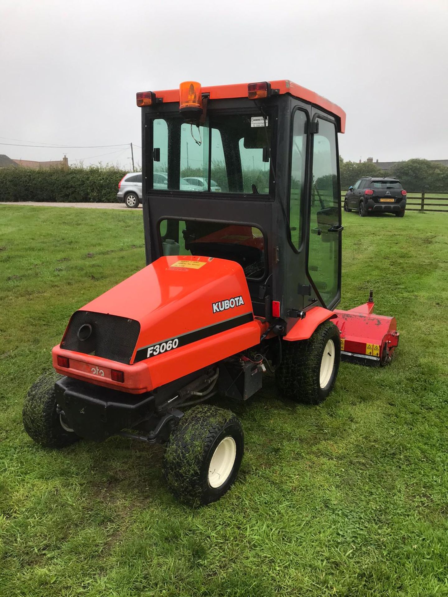 KUBOTA F3060 OUTFRONT FLAIL DECK LAWN MOWER WITH FULL GLASS CAB, RUNS, DRIVES AND CUTS *PLUS VAT* - Image 4 of 4