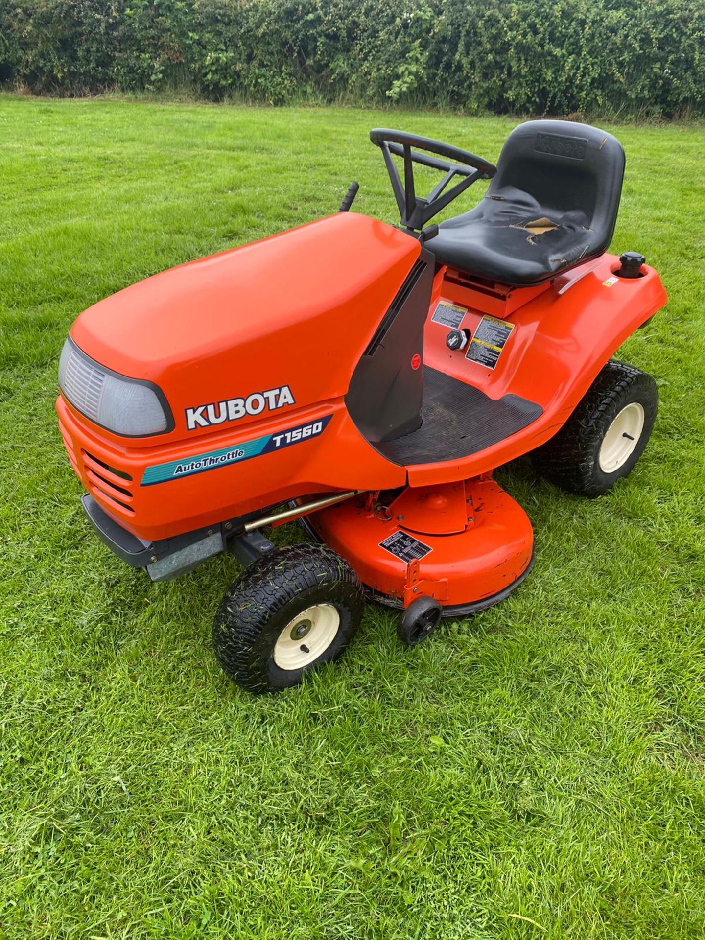 KUBOTA T1560 AUTO THROTTLE RIDE ON LAWN MOWER, RUNS, DRIVES AND CUTS *NO VAT* - Image 2 of 6