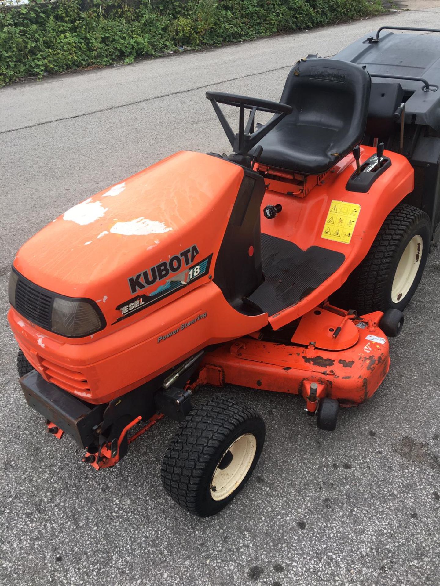 KUBOTA G18 POWER STEERING GLIDE CUT ORANGE RIDE ON LAWN MOWER, C/W REAR GRASS COLLECTOR *NO VAT* - Image 3 of 20