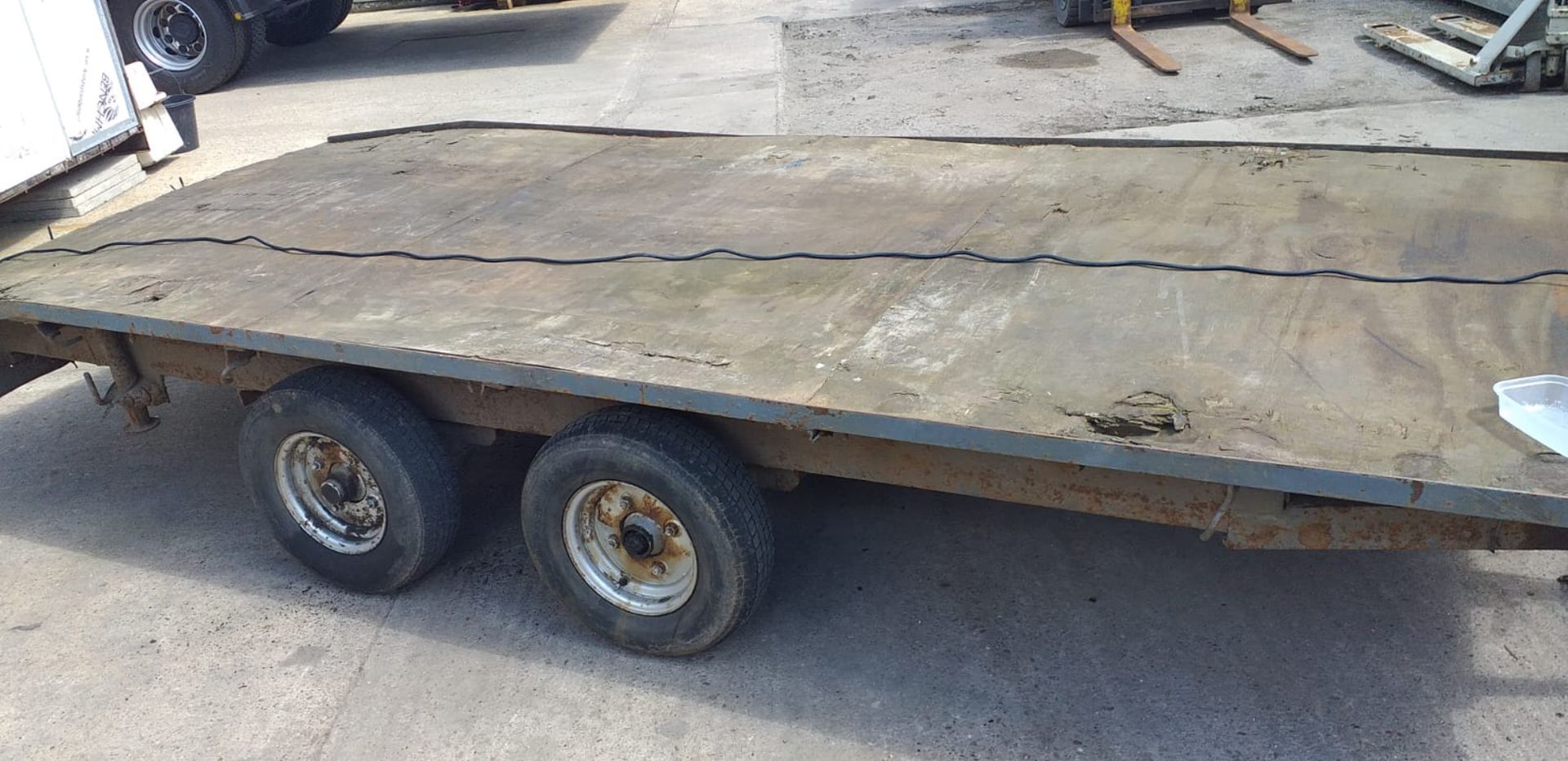 TOW-ABLE TWIN AXLE FLATBED TRAILER C/W WINCH AND JOCKEY WHEEL 5FT X 12FT BED *NO VAT* - Image 2 of 12