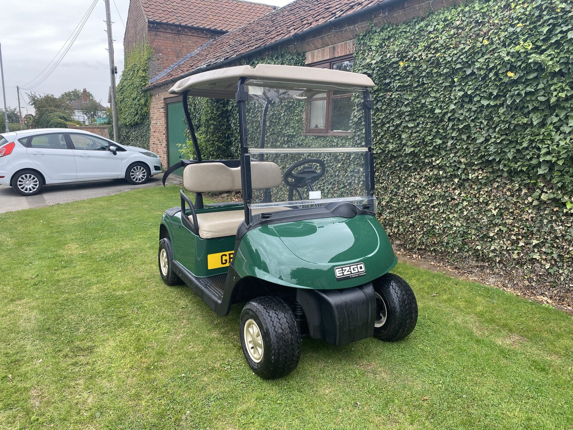 EZGO ELECTRIC GOLF BUGGY, MANUFACTURED 2014, EXCELLENT CONDITION, THIS MACHINE HAS VERY LITTLE USE - Image 2 of 7