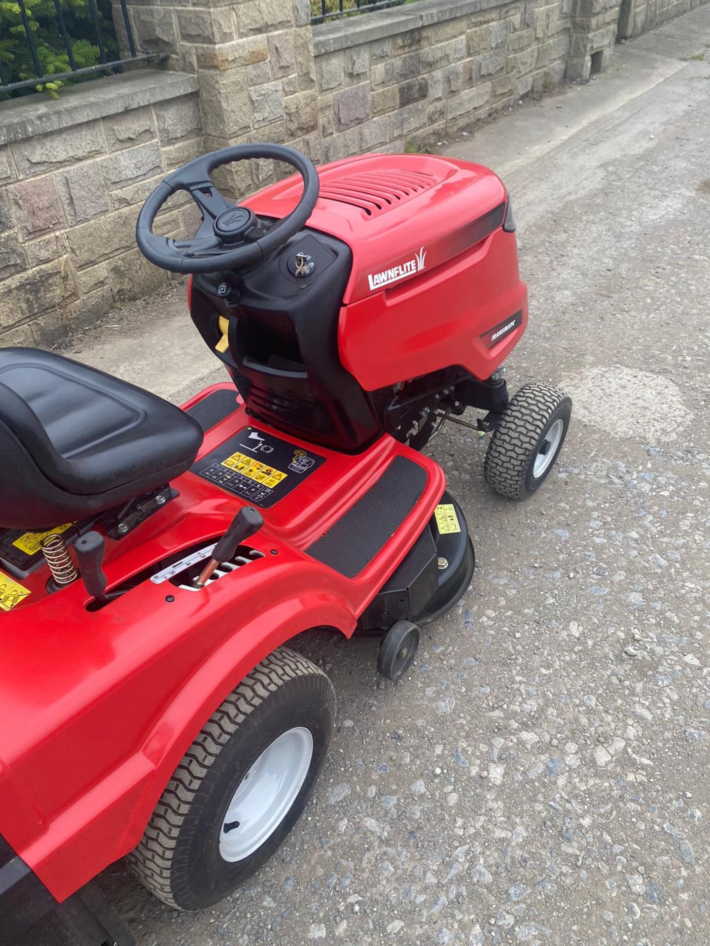 MYD LAWNFLITE TRANSMATIC RIDE ON LAWN MOWER, YEAR 2016 *NO VAT* - Image 3 of 8