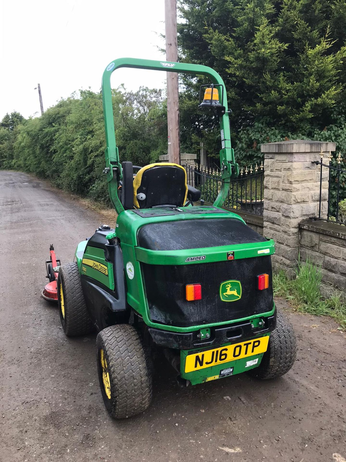 2016 JOHN DEERE 1580 C/W OUTFRONT MOWER DECK, RUNS, DRIVES & CUTS, ROAD REGISTERED - OTP *PLUS VAT* - Image 2 of 4