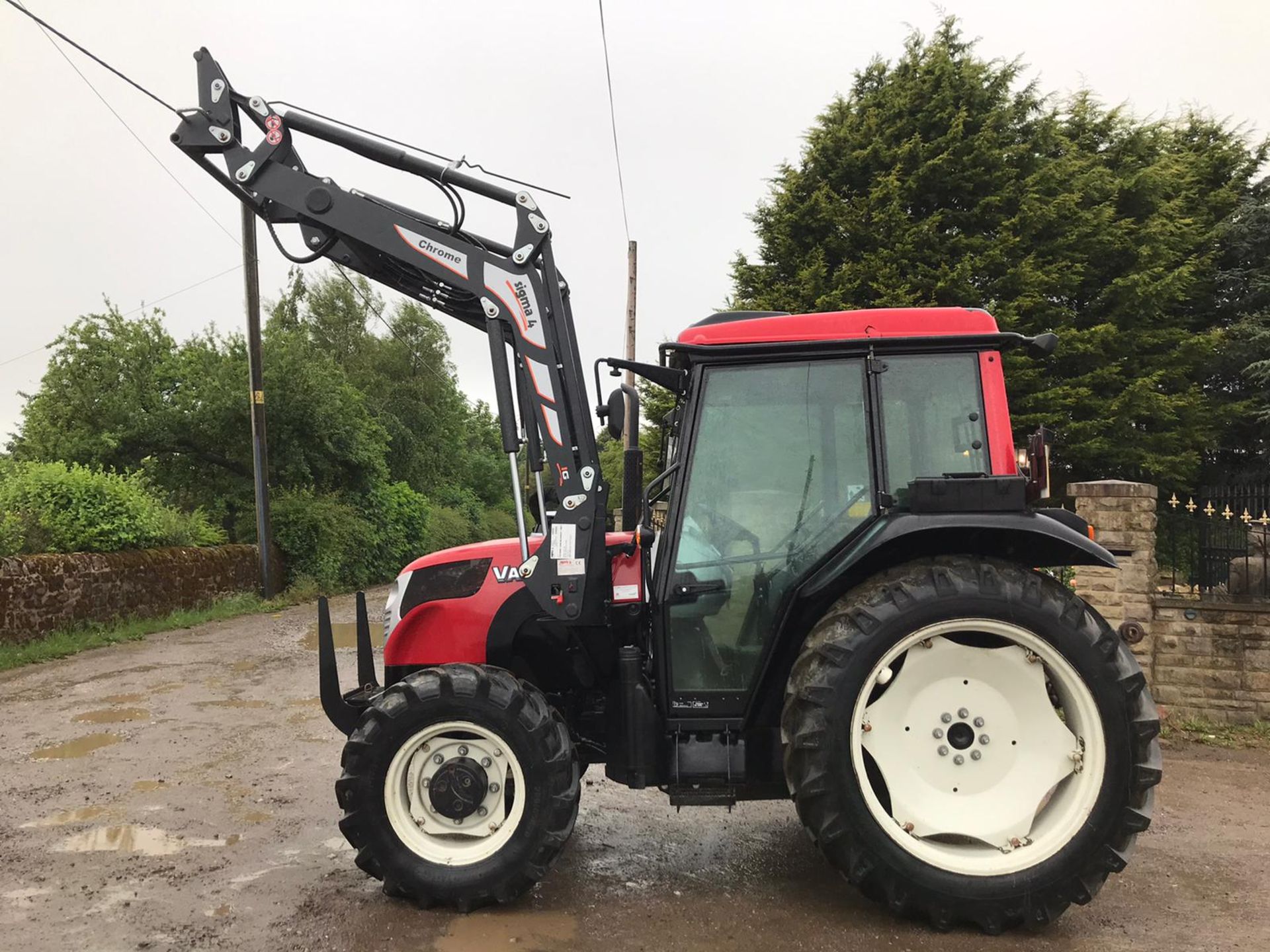 2017/67 REG VALTRA A73 TRACTOR WITH LOADER, RUNS, DRIVES AND LIFTS, SHOWING 550 HOURS *PLUS VAT* - Image 4 of 5