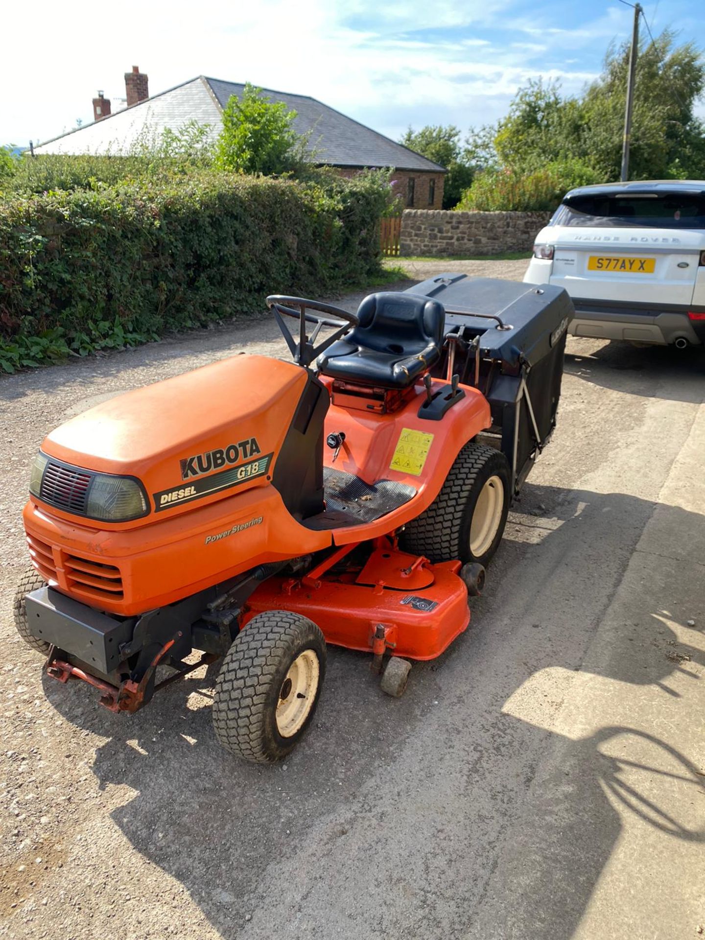 KUBOTA G18 RIDE ON LAWN MOWER, RUNS, WORKS AND CUTS, KUBOTA DIESEL ENGINE, HYDRO-STATIC DRIVE - Image 2 of 6