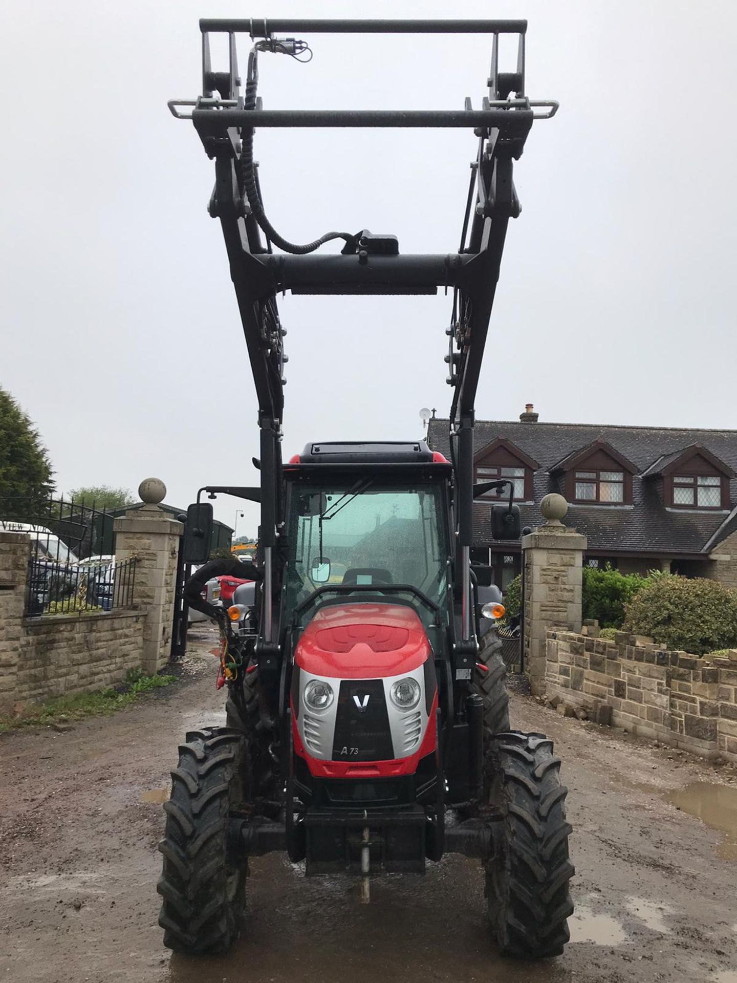 2017/67 REG VALTRA A73 TRACTOR WITH LOADER, RUNS, DRIVES AND LIFTS, SHOWING 550 HOURS *PLUS VAT* - Image 5 of 5