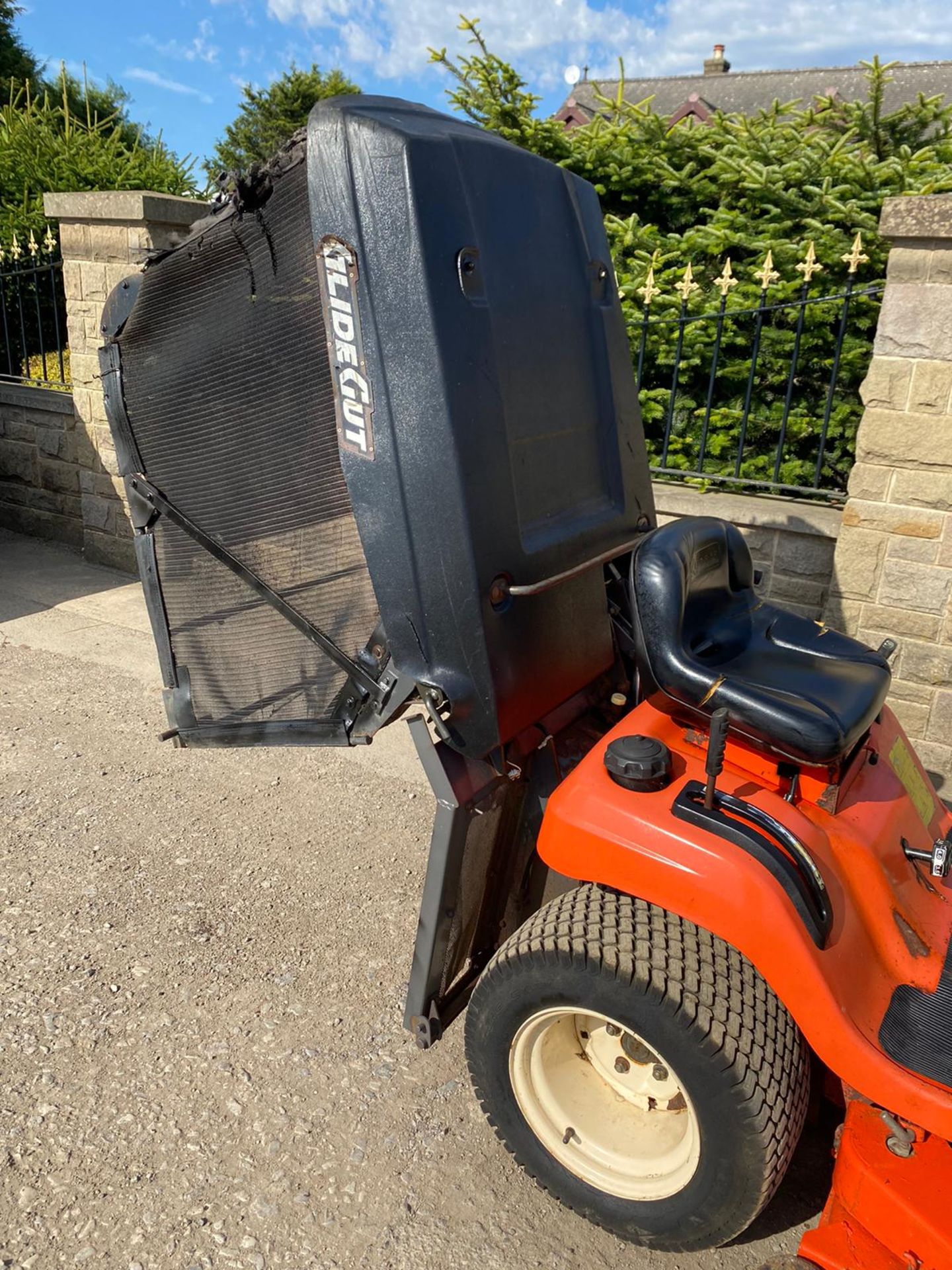 KUBOTA G18 RIDE ON LAWN MOWER, RUNS, WORKS AND CUTS, KUBOTA DIESEL ENGINE, HYDRO-STATIC DRIVE - Image 4 of 6