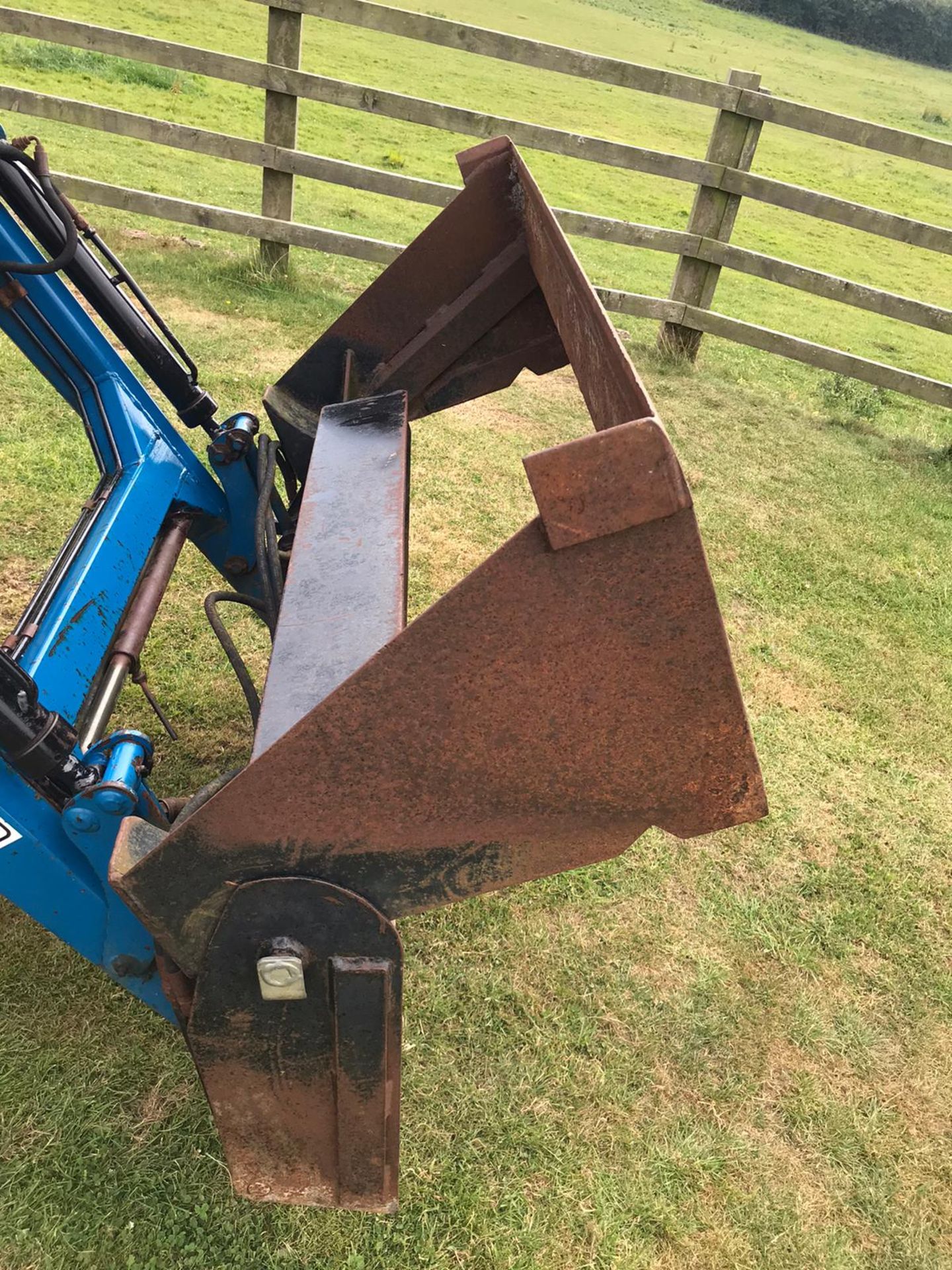 FORD 1920 TRACTOR WITH LOADER, RUNS, DRIVES AND DIGS, 4-IN-1 BUCKET, 3010 HOURS *PLUS VAT* - Image 5 of 5