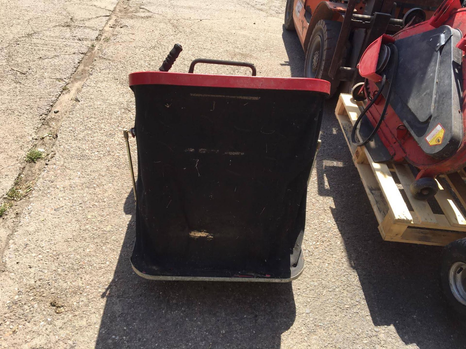 WESTWOOD S1300 RIDE ON LAWN MOWER, C/W DECK, WHEELS & GRASS COLLECTOR, SELLING AS SPARES / REPAIRS - Image 8 of 13