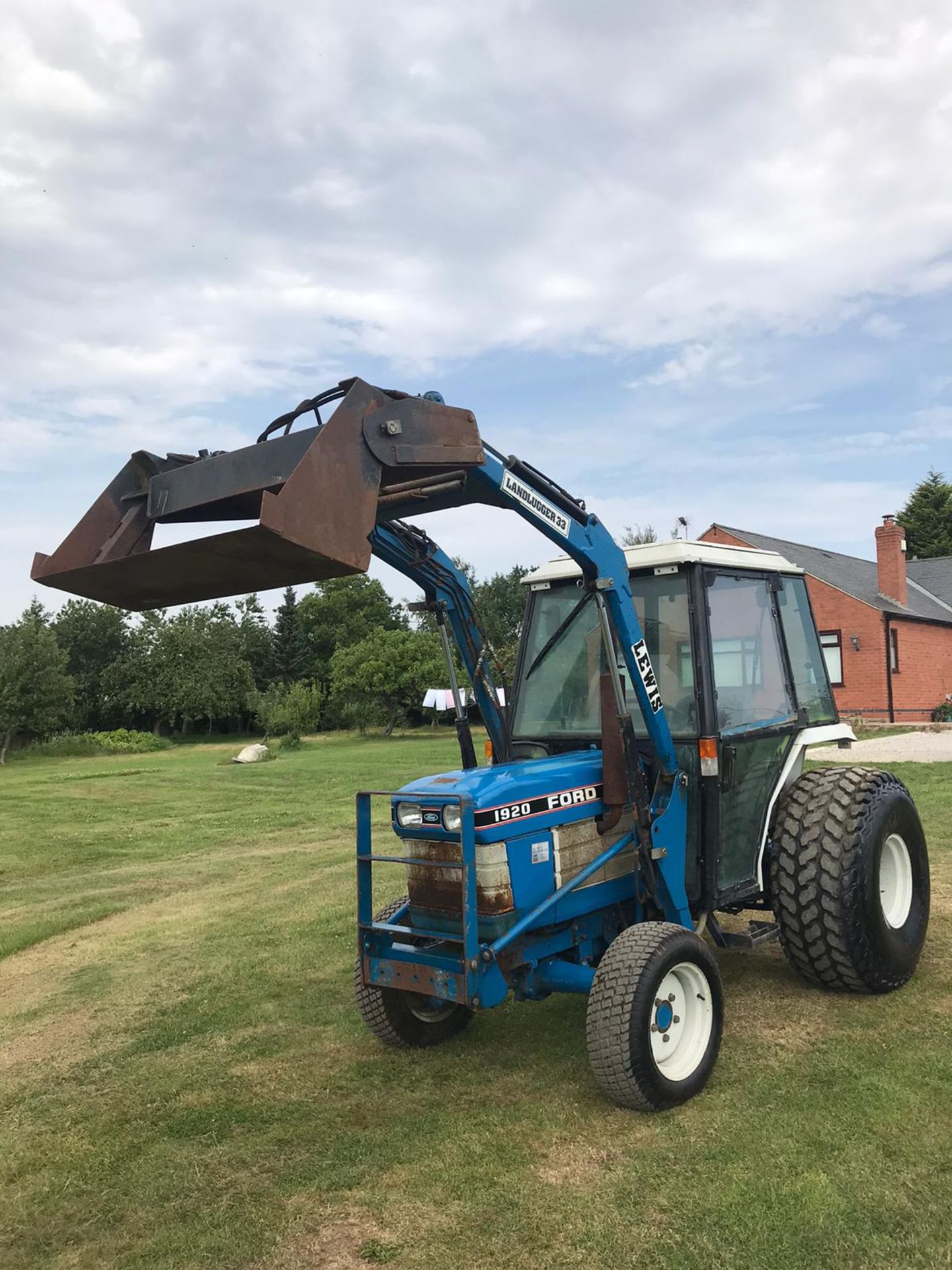 FORD 1920 TRACTOR WITH LOADER, RUNS, DRIVES AND DIGS, 4-IN-1 BUCKET, 3010 HOURS *PLUS VAT* - Image 2 of 5