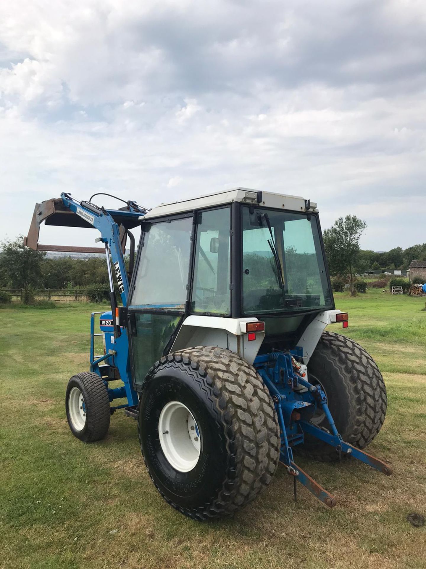 FORD 1920 TRACTOR WITH LOADER, RUNS, DRIVES AND DIGS, 4-IN-1 BUCKET, 3010 HOURS *PLUS VAT* - Image 4 of 5