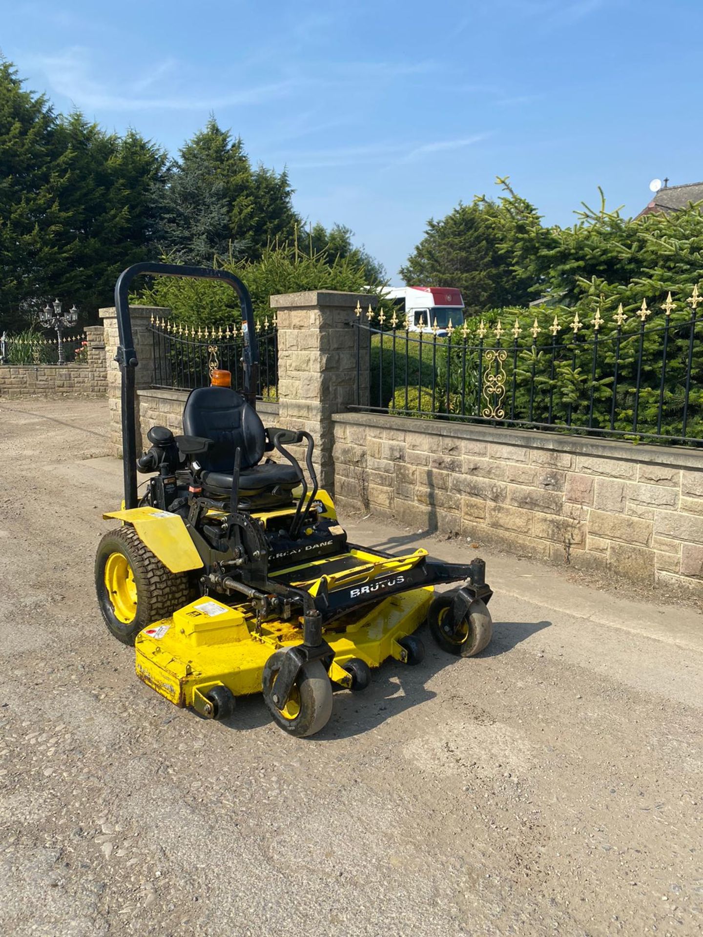 GREAT DANE ZERO TURN RIDE ON LAWN MOWER, RUNS, WORKS AND CUTS, 62 INCH CUTTING DECK, YEAR 2012