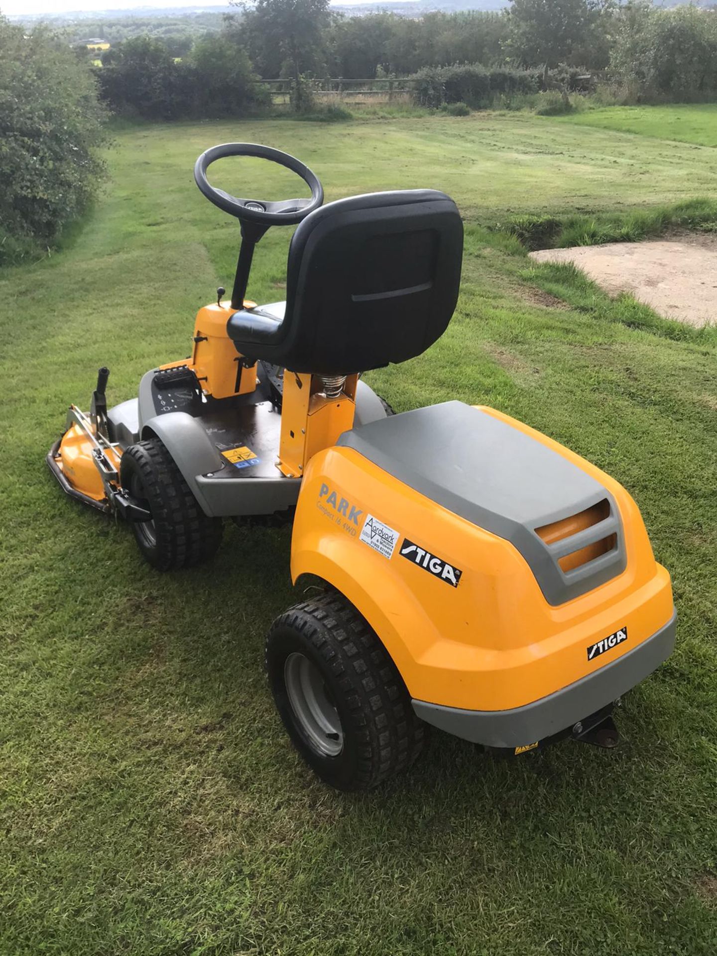 STIGA COMPACT 16 4WD RIDE ON LAWN MOWER, RUNS, DRIVES AND CUTS, OUTFRONT DECK, CLEAN MACHINE *NO VAT - Image 4 of 5