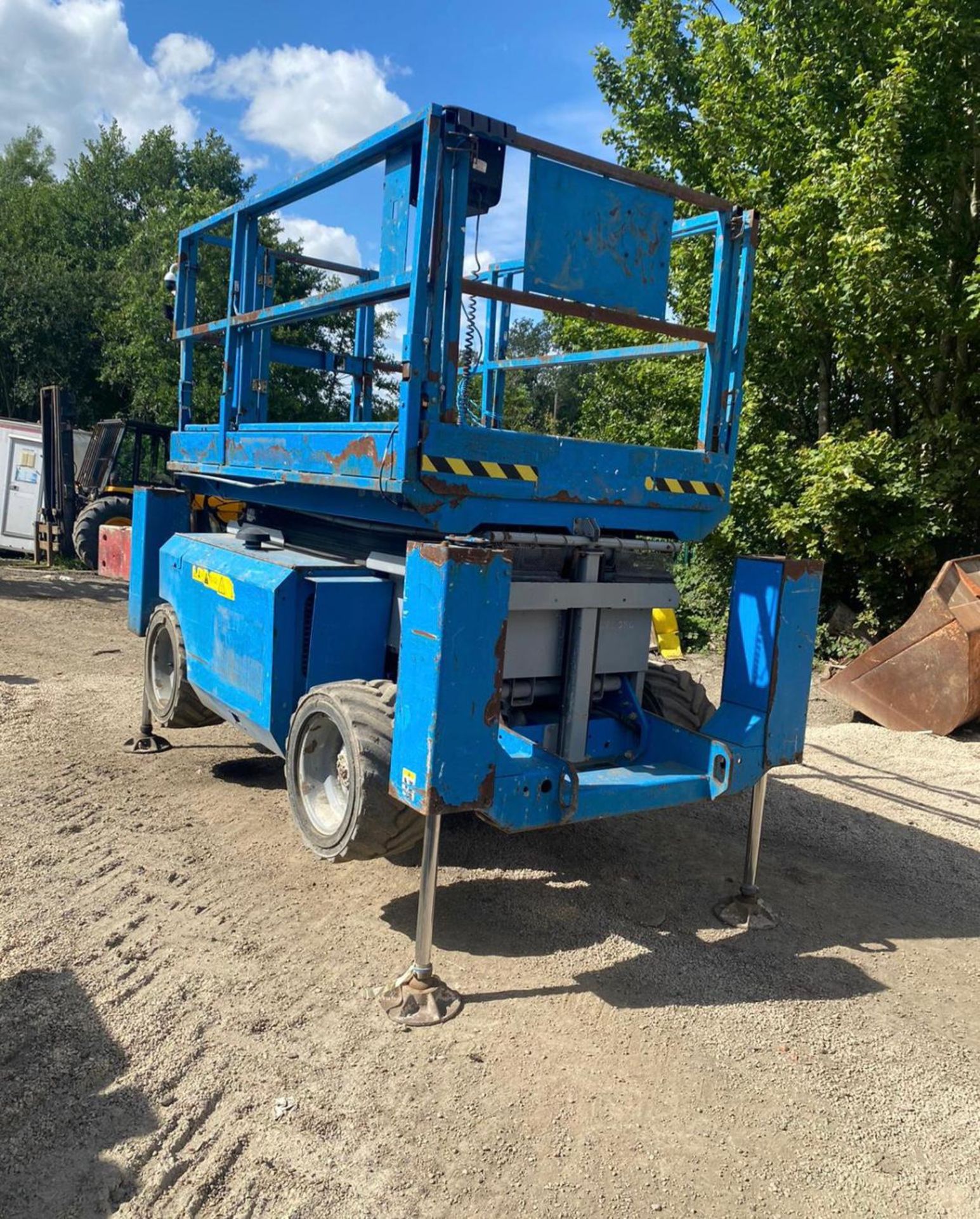 2007 GENIE GS-3268 SCISSOR LIFT, RUNS, DRIVES AND LIFTS, SHOWING 2990 HOURS, 4X4 *PLUS VAT* - Image 8 of 10