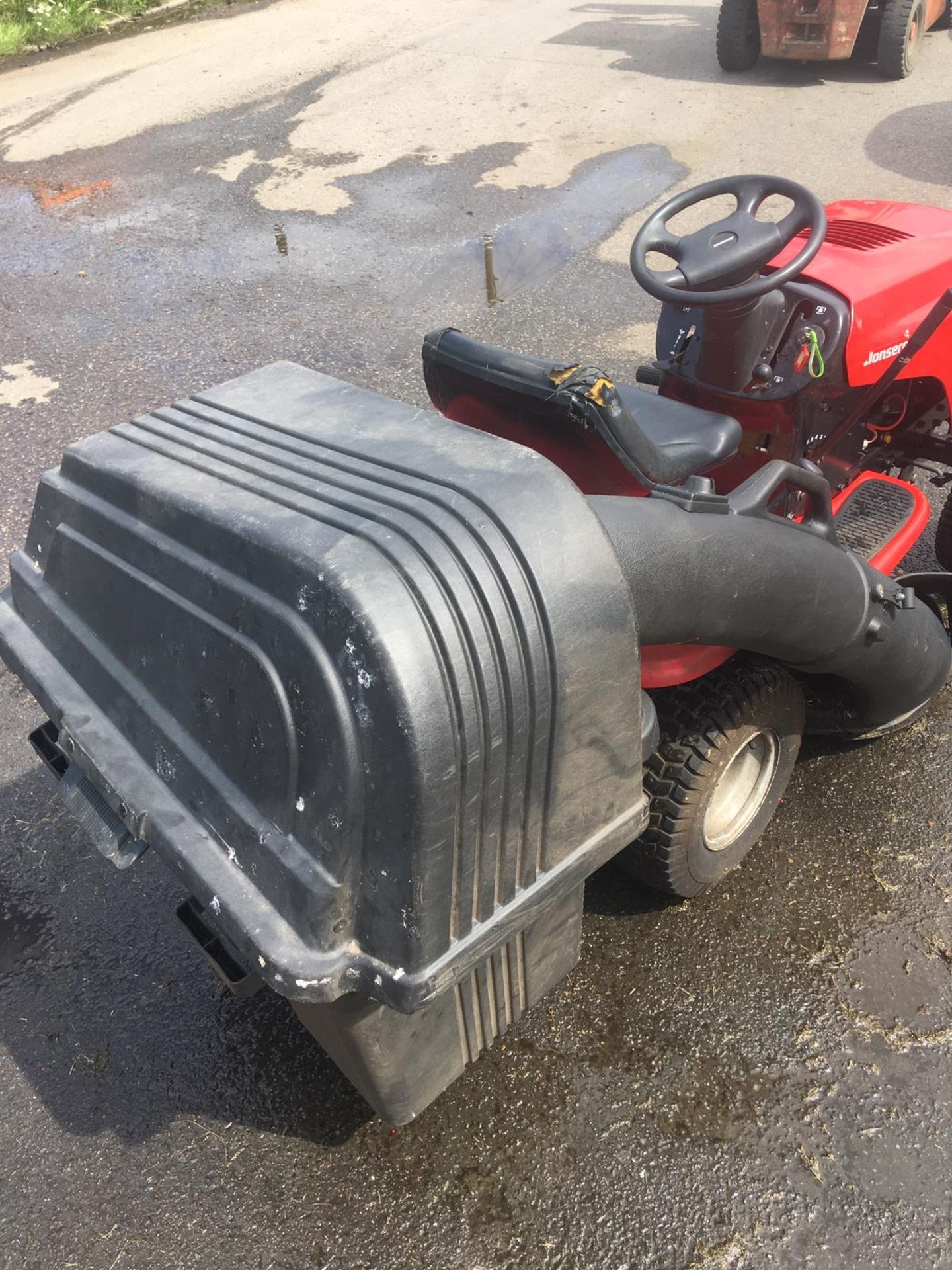 JONSERED HUSKVARNA LT2112 RIDE ON LAWN MOWER, 180 KG, YEAR 2002, C/W GRASS COLLECTOR, RUNS & WORKS - Image 7 of 13