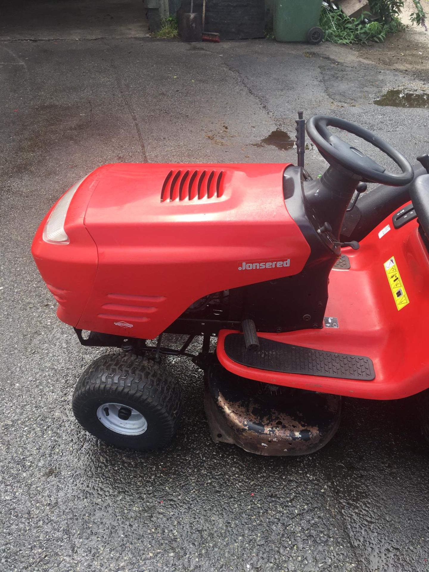 JONSERED HUSKVARNA LT2112 RIDE ON LAWN MOWER, 180 KG, YEAR 2002, C/W GRASS COLLECTOR, RUNS & WORKS - Image 4 of 13