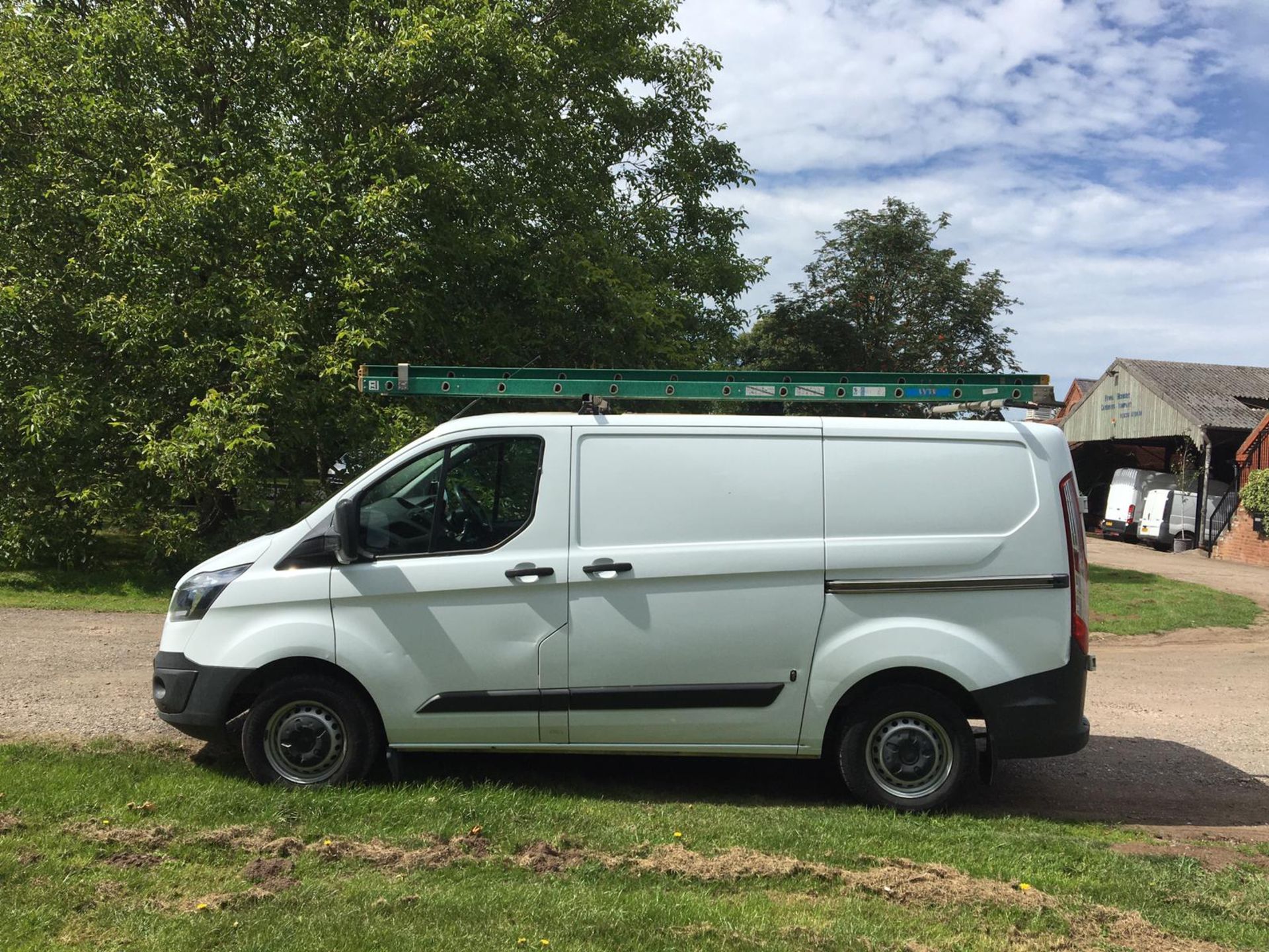 2015/15 REG FORD TRANSIT CUSTOM 270 ECO-TECH 2.2 DIESEL WHITE PANEL VAN, SHOWING 0 FORMER KEEPERS - Image 2 of 13