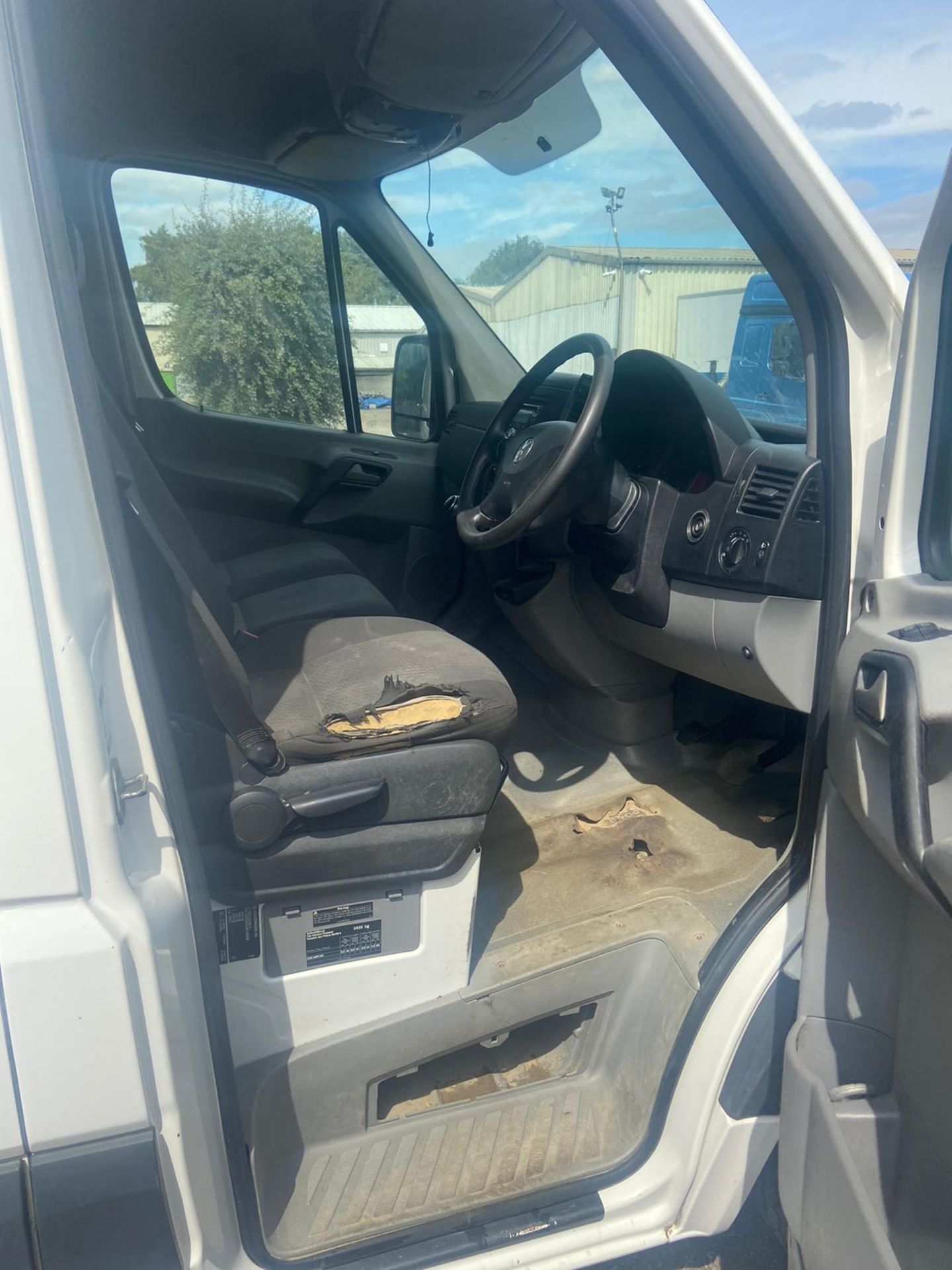 2011/61 REG VOLKSWAGEN CRAFTER CR35 TDI 2.0 DIESEL PANEL VAN 110HP, SHOWING 2 FORMER KEEPERS *NO VAT - Image 8 of 11