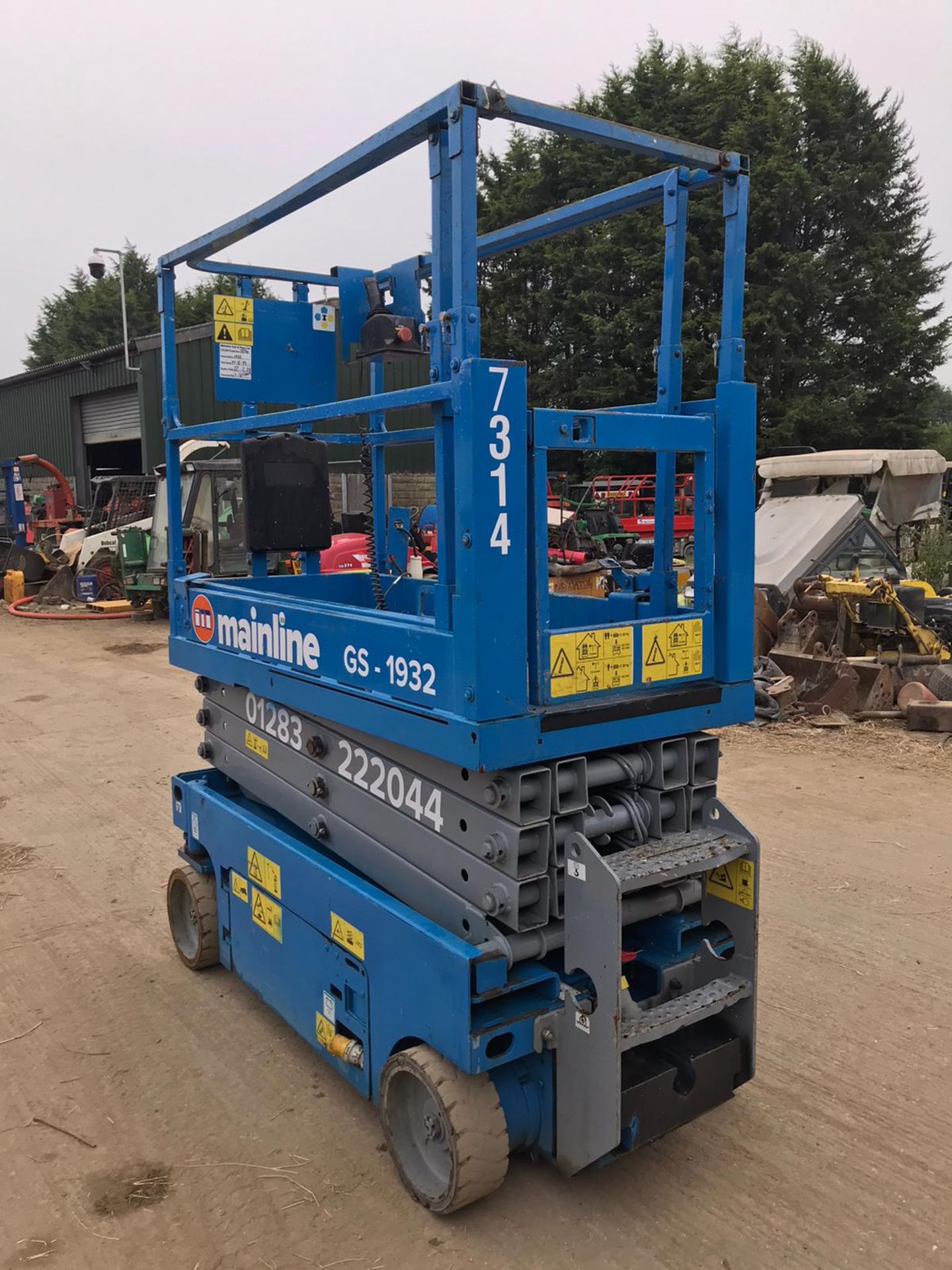 2010 GENIE GS-1932 SCISSOR LIFT, RUNS, DRIVES AND LIFTS, SHOWING 220 HOURS *PLUS VAT* - Image 4 of 5