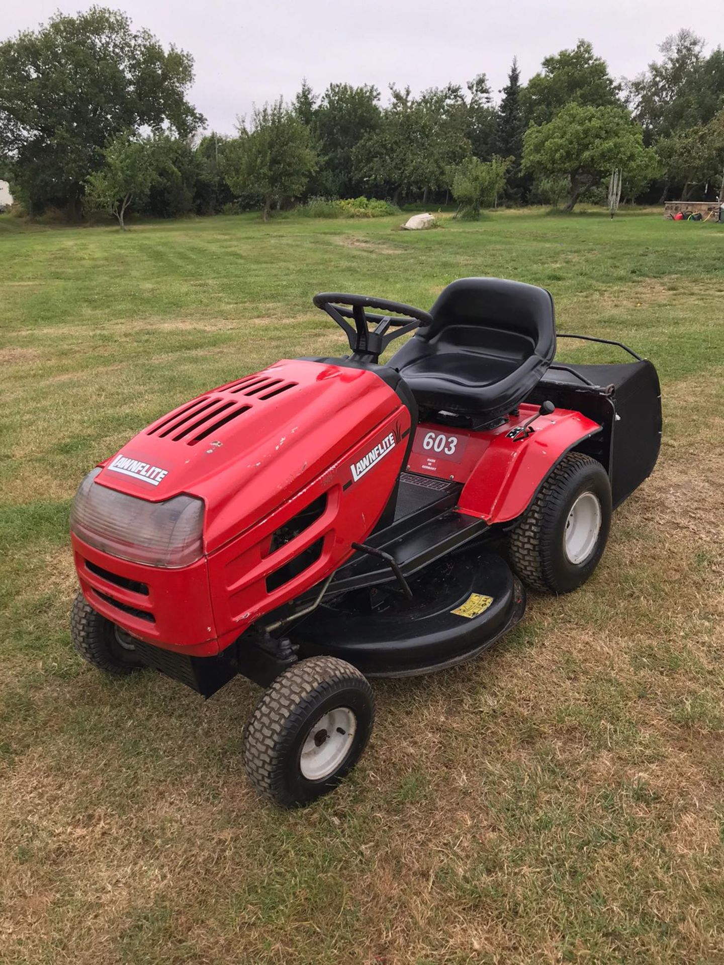 LAWNFLITE 603 RIDE ON LAWN MOWER, RUNS, DRIVES AND CUTS *NO VAT* - Image 2 of 5