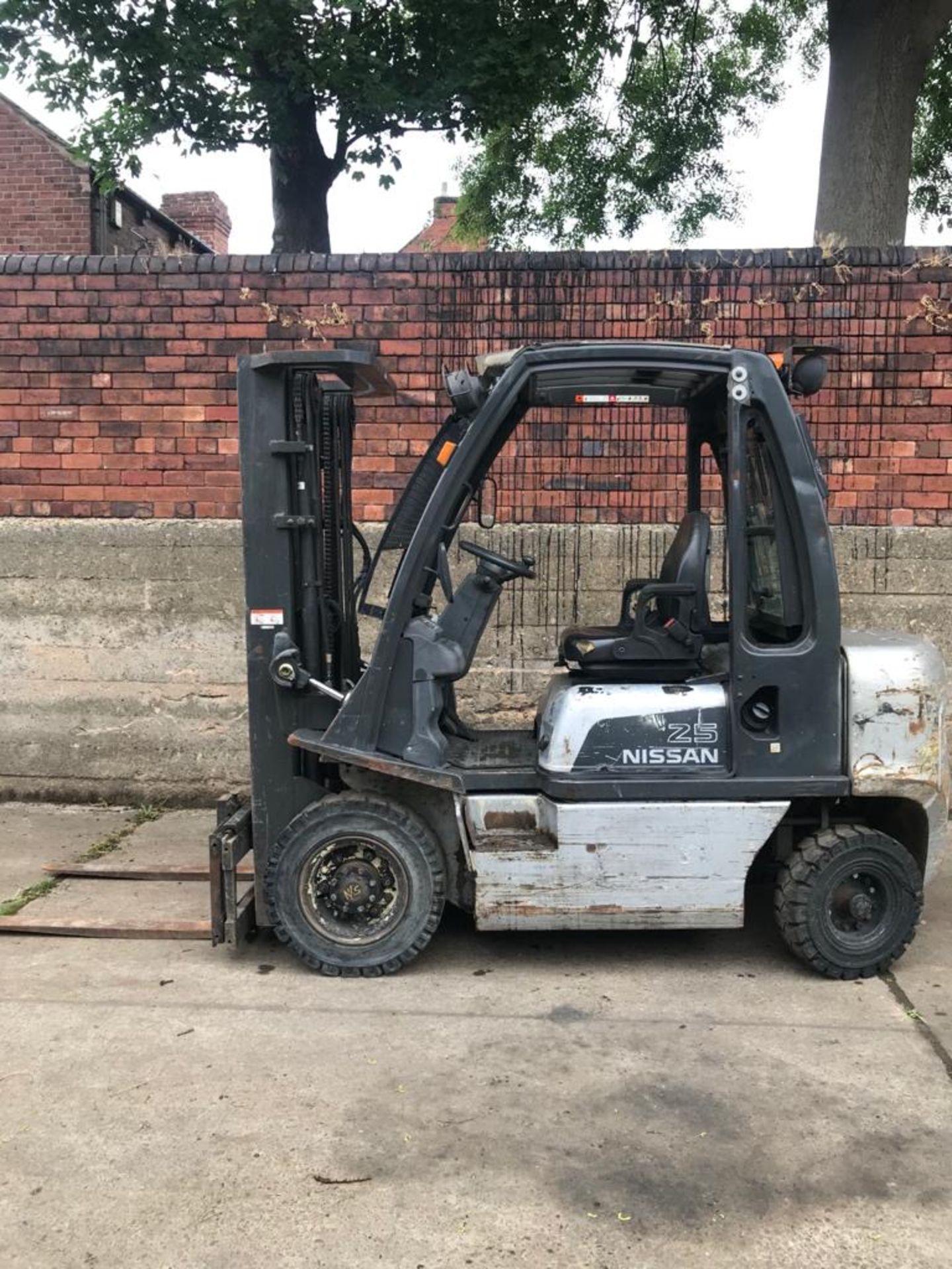 2008 NISSAN 2.5 TON FORKLIFT, NISSAN DIESEL ENGINE, TRIPLE MAST, 3 LIFT MAST, RUNS, DRIVES & LIFTS