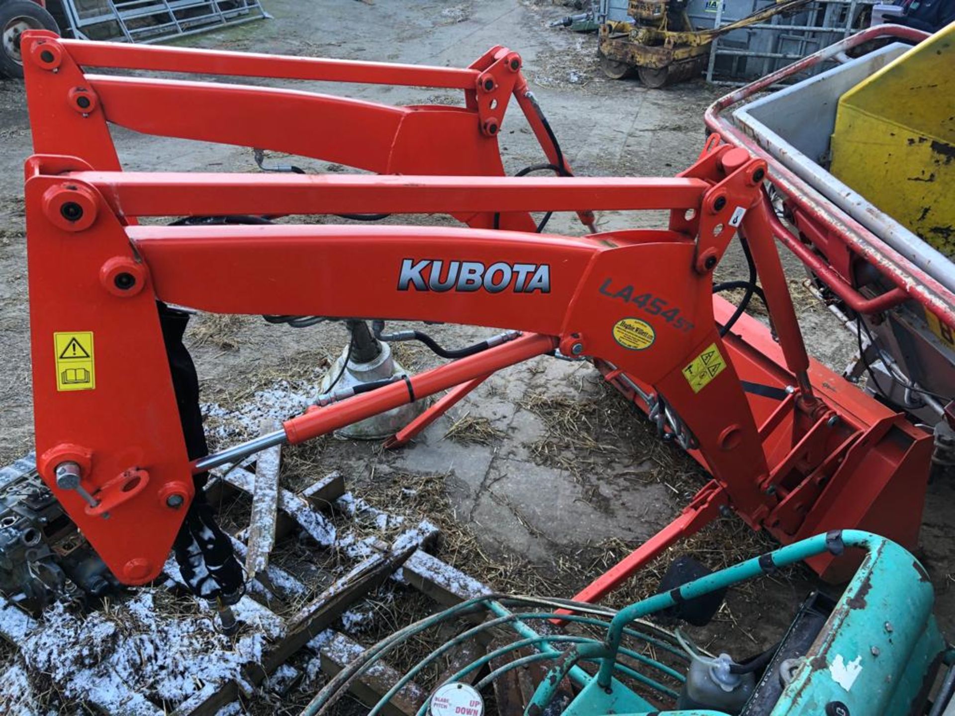 LIKE NEW KUBOTA LA454ST ORANGE FRONT LOADER ATTACHMENT *PLUS VAT* - Image 2 of 3