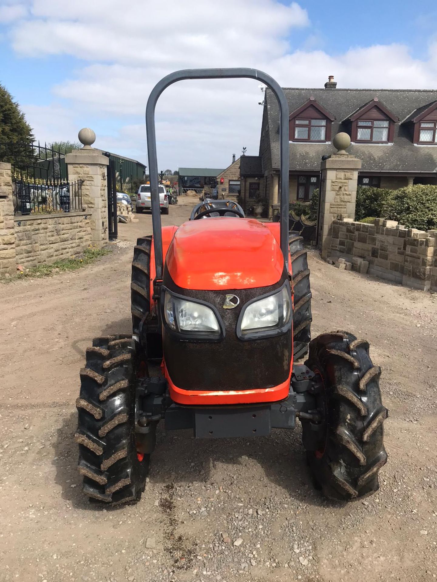 KUBOTA M8540 NARROW TRACTOR APPROX 85 HORSEPOWER RUNS AND DRIVES, 3822 HOURS *PLUS VAT* - Image 2 of 6