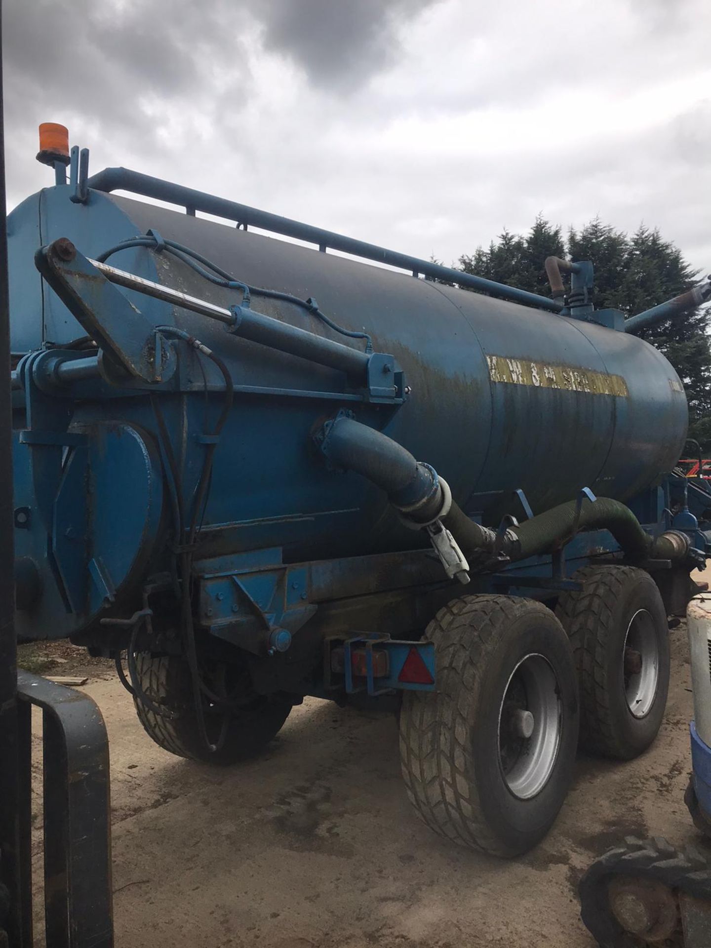 TWIN AXLE VACCUM TANKER UNTESTED COMES WITH 2 PUMPS *PLUS VAT* - Image 5 of 5
