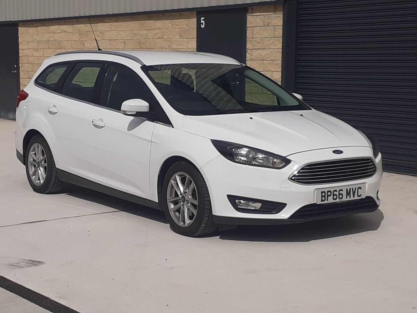 2017 FORD FOCUS, 2020 DIGGER, CATERING TRAILERS, FORD MINIBUS, CARS, VANS AND COMMERCIAL VEHICLES, FORKLIFTS ETC ENDS FROM 7pm THURSDAY!