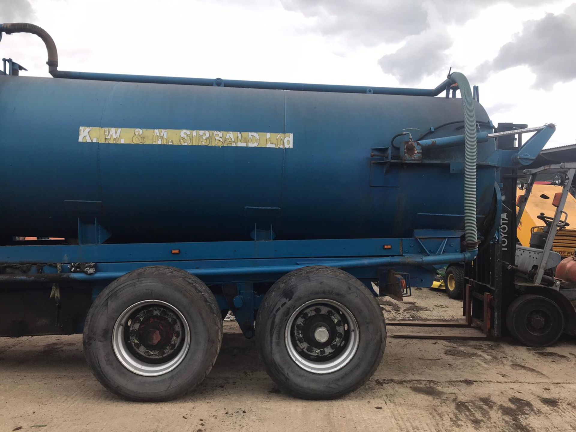 TWIN AXLE VACCUM TANKER UNTESTED COMES WITH 2 PUMPS *PLUS VAT*