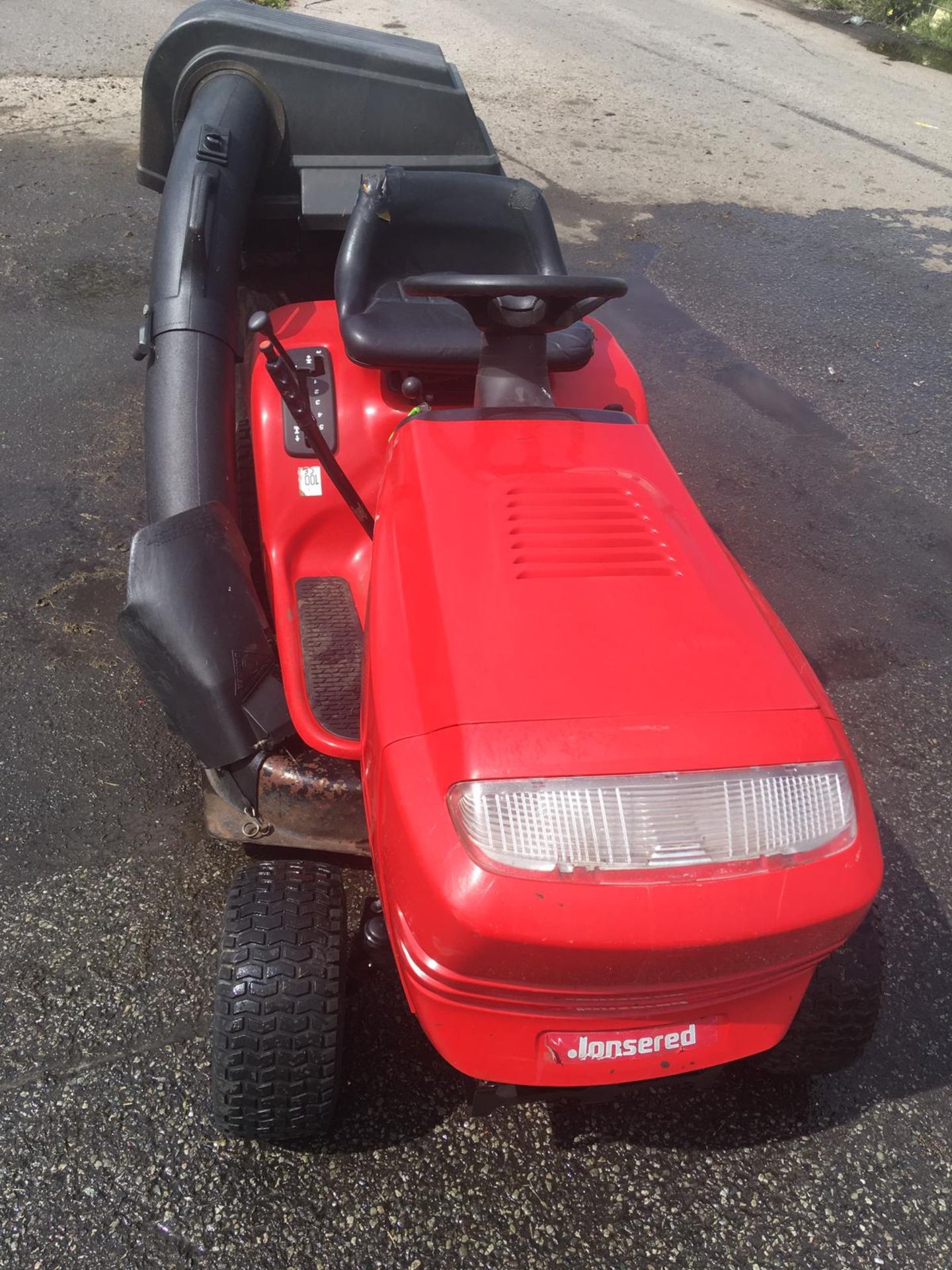 JONSERED HUSKVARNA LT2112 RIDE ON LAWN MOWER, 180 KG, YEAR 2002, C/W GRASS COLLECTOR, RUNS & WORKS - Image 2 of 13