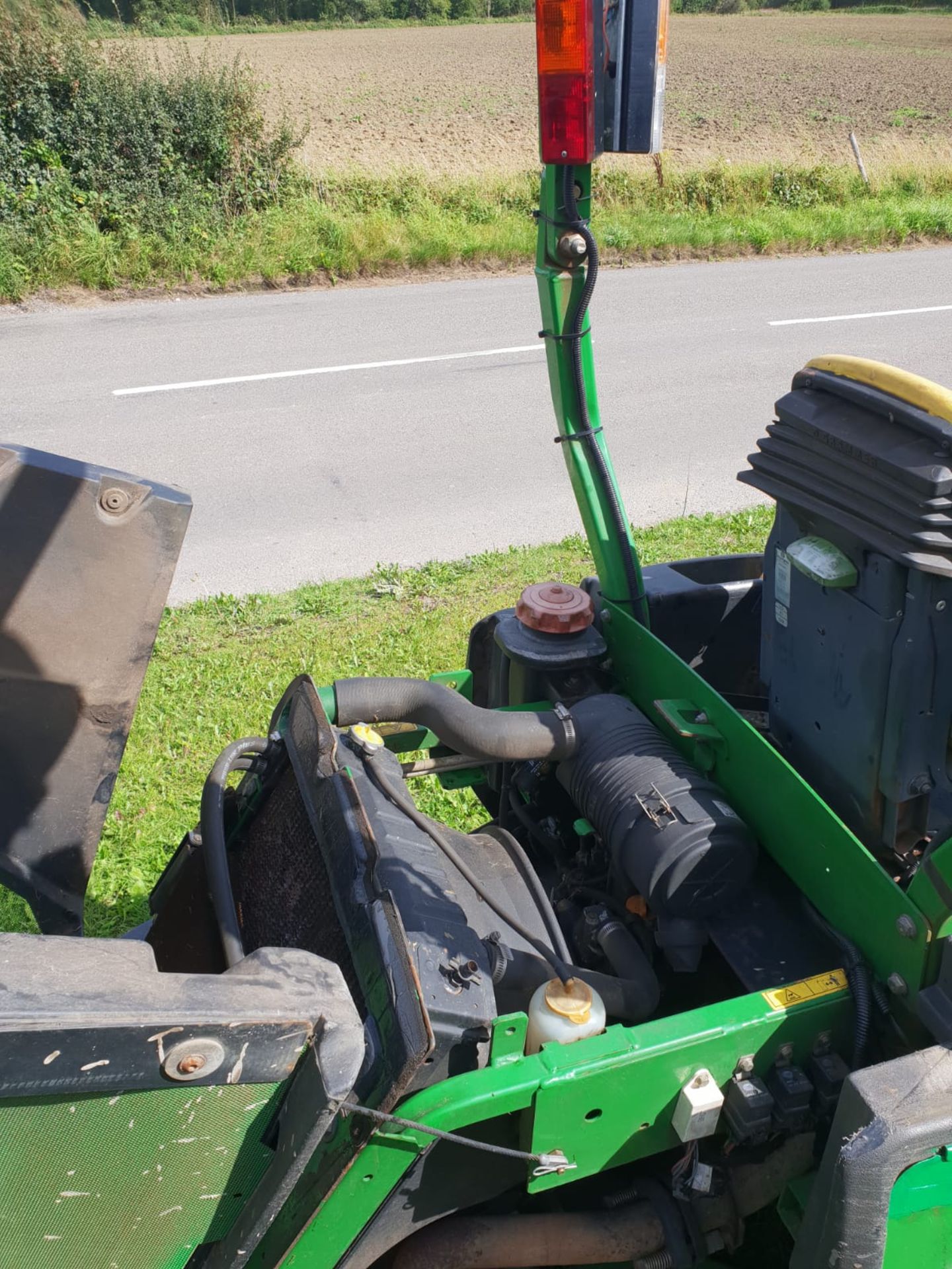 JOHN DEERE 1435 4WD RIDE ON LAWN MOWER, 4000 HOURS, FULL WORKING ORDER, RUNS DRIVES & MOWS AS SHOULD - Image 3 of 10