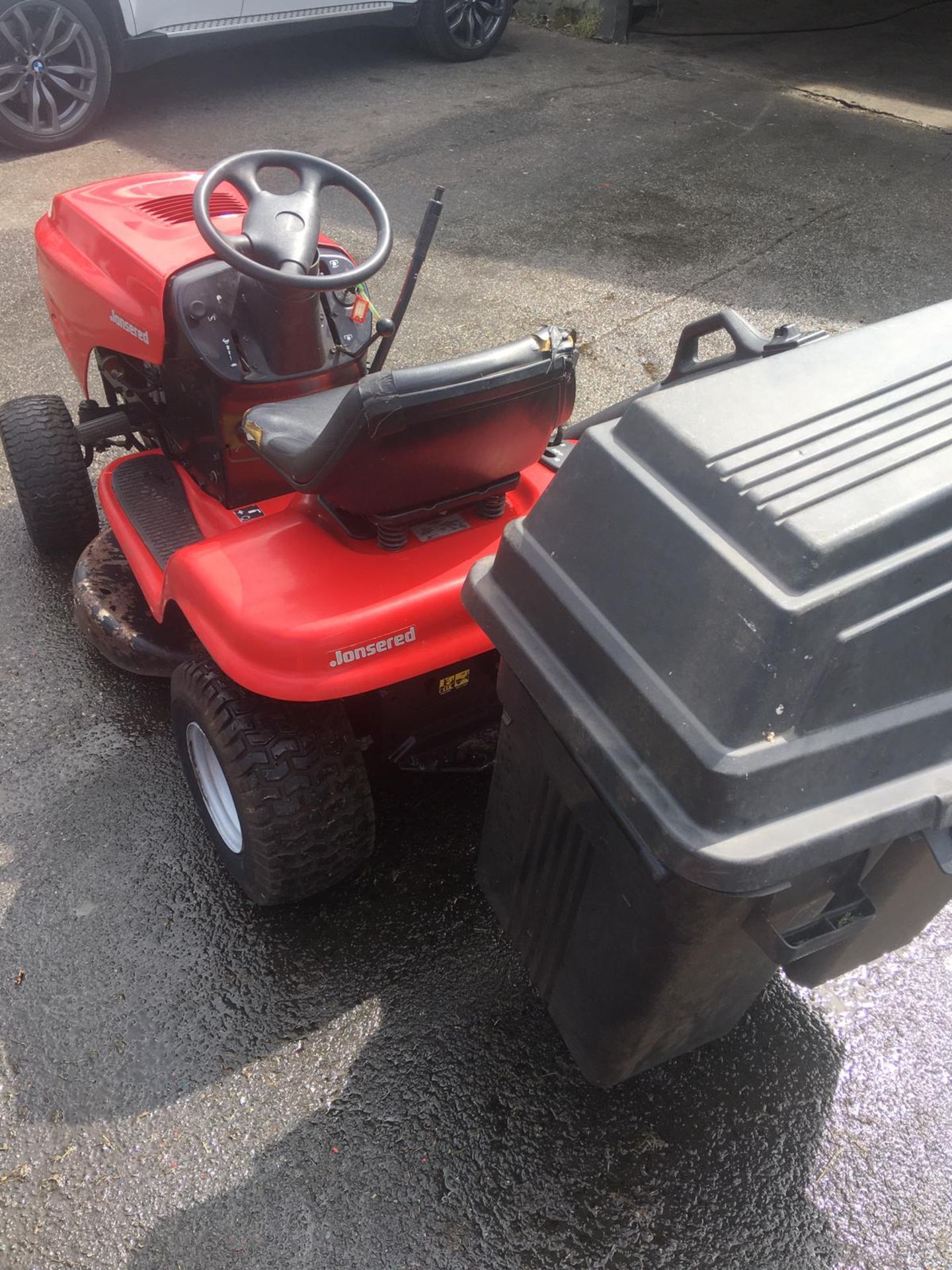 JONSERED HUSKVARNA LT2112 RIDE ON LAWN MOWER, 180 KG, YEAR 2002, C/W GRASS COLLECTOR, RUNS & WORKS - Image 5 of 13