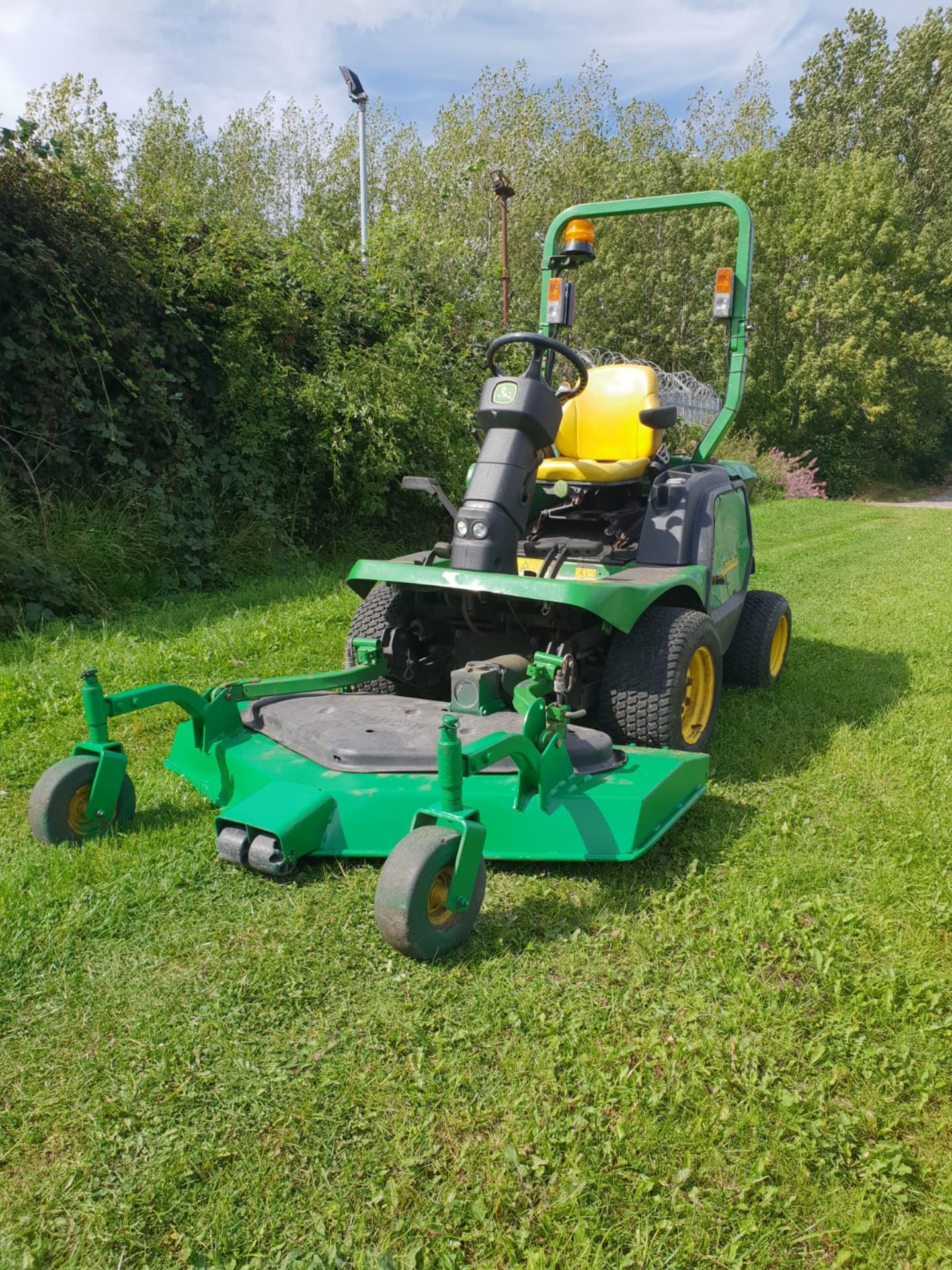 JOHN DEERE 1435 4WD RIDE ON LAWN MOWER, 4000 HOURS, FULL WORKING ORDER, RUNS DRIVES & MOWS AS SHOULD - Image 8 of 10