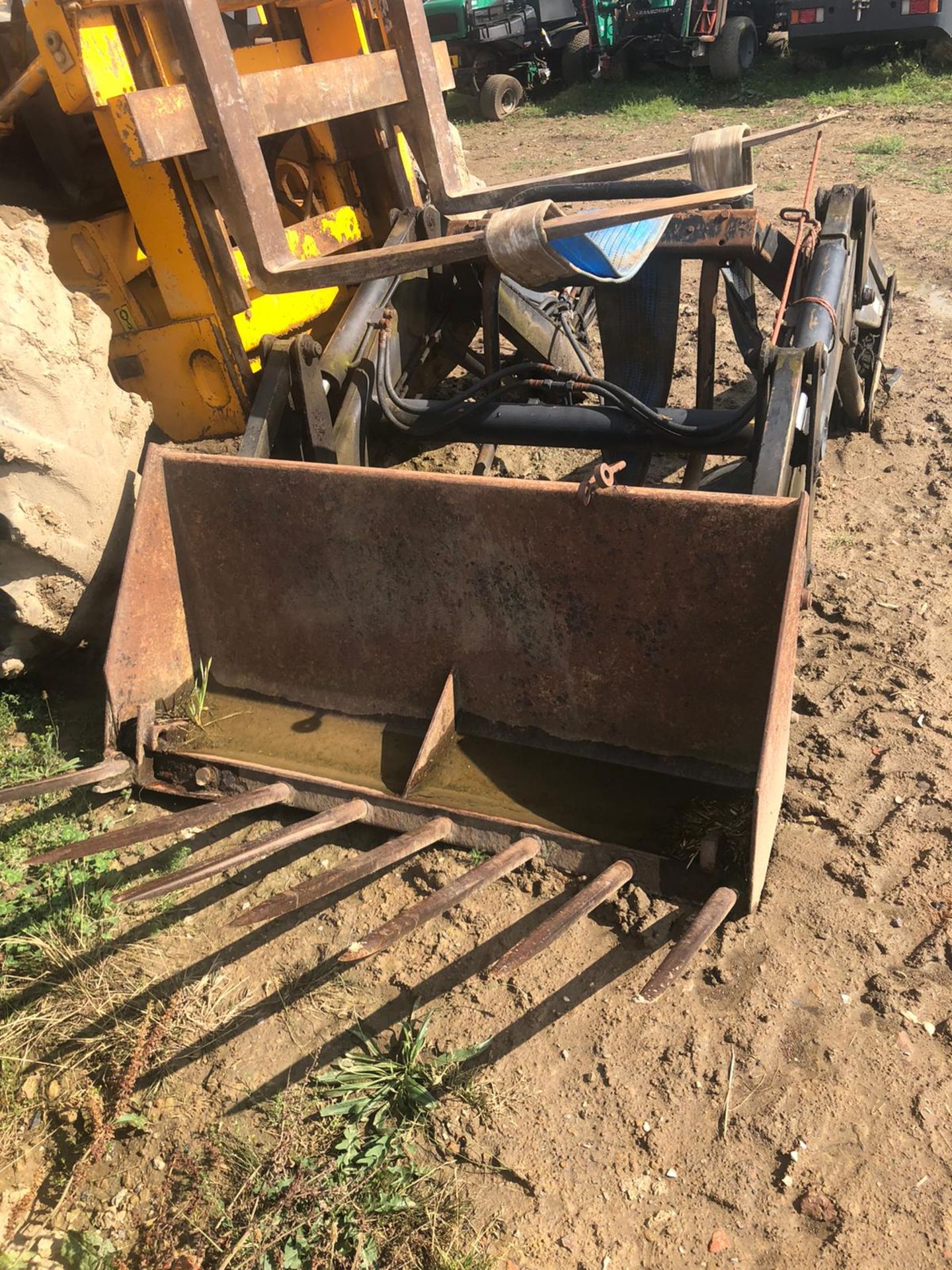 LOADER WITH BRACKETS, CAME OF A MASSEY FERGUSON 690 *NO VAT* - Image 2 of 4