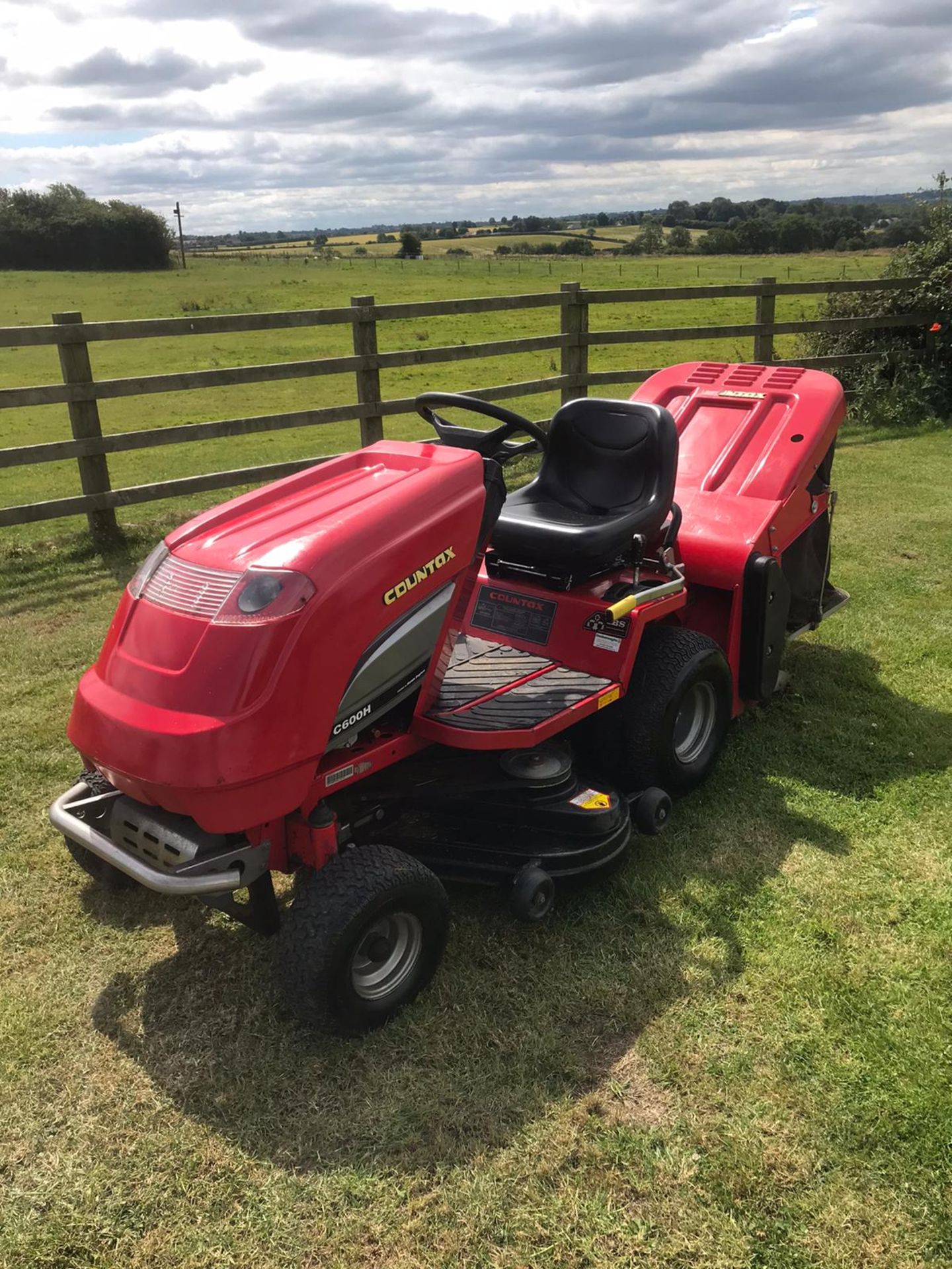 COUNTAX C600H RIDE ON LAWN MOWER, RUNS, DRIVES AND CUTS, 16HP V TWIN *NO VAT* - Image 2 of 5