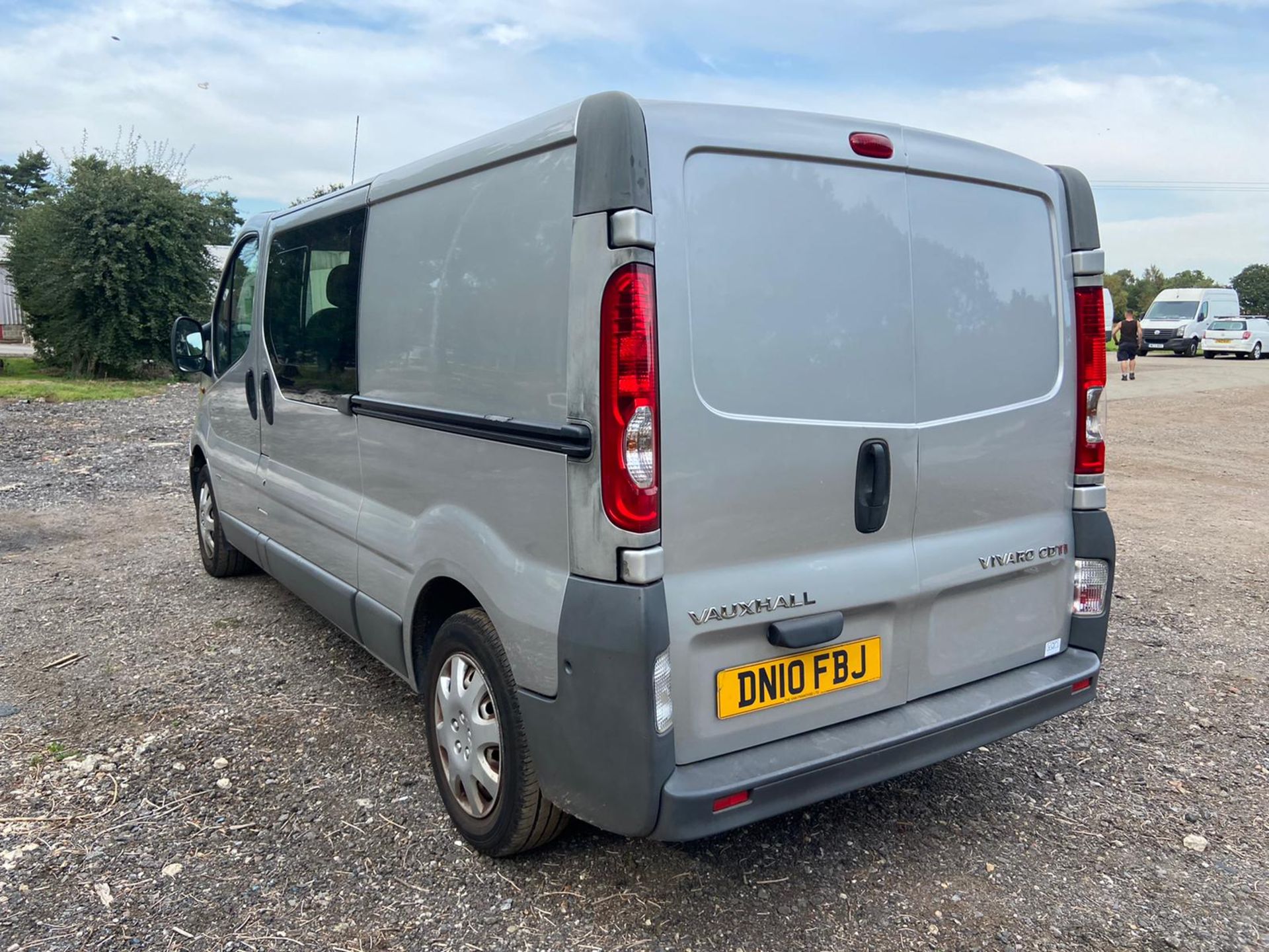 2010/10 REG VAUXHALL VIVARO 2900 D/C LWB 2.0 DIESEL SILVER PANEL VAN, SHOWING 2 FORMER KEEPERS - Image 5 of 13