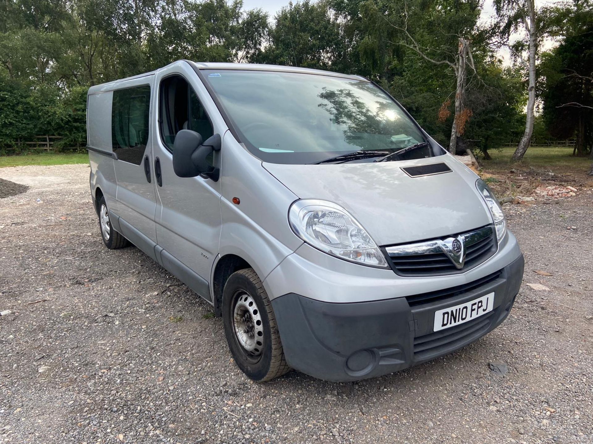 2010/10 REG VAUXHALL VIVARO 2900 D/C LWB 2.0 DIESEL SILVER PANEL VAN, SHOWING 2 FORMER KEEPERS