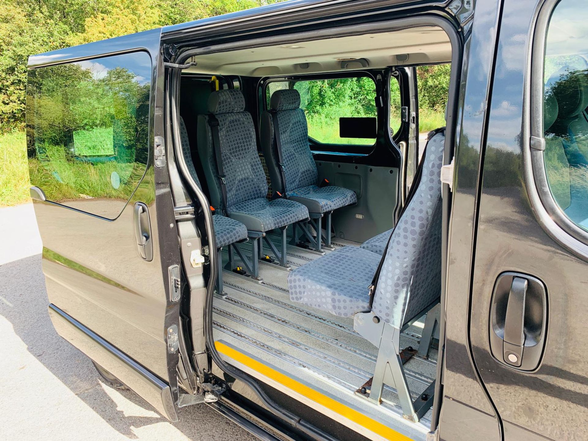 2011/61 REG RENAULT TRAFIC LL29 SPORT DCCI 115 2.0 DIESEL 9 SEATER MPV VAN, SHOWING 2 FORMER KEEPERS - Image 7 of 17